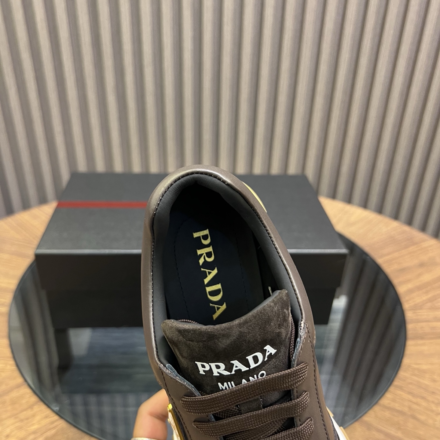 🔥🔥Prad*普拉达春夏新品男士高端运动鞋，这款运动鞋时尚百搭，简洁现代，融合运动风格和精致细节。选用进口牛皮材料拼接科技布打造，搭配橡胶鞋底，鞋舌压印字母徽标，简约时尚单品。
💰380元 Size：39-44（38.45.46定做）