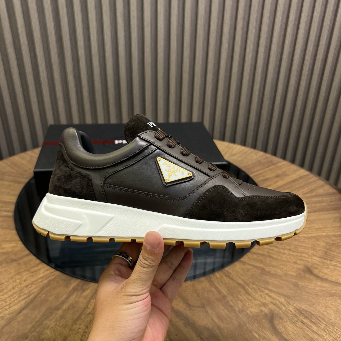 🔥🔥Prad*普拉达春夏新品男士高端运动鞋，这款运动鞋时尚百搭，简洁现代，融合运动风格和精致细节。选用进口牛皮材料拼接科技布打造，搭配橡胶鞋底，鞋舌压印字母徽标，简约时尚单品。
💰380元 Size：39-44（38.45.46定做）