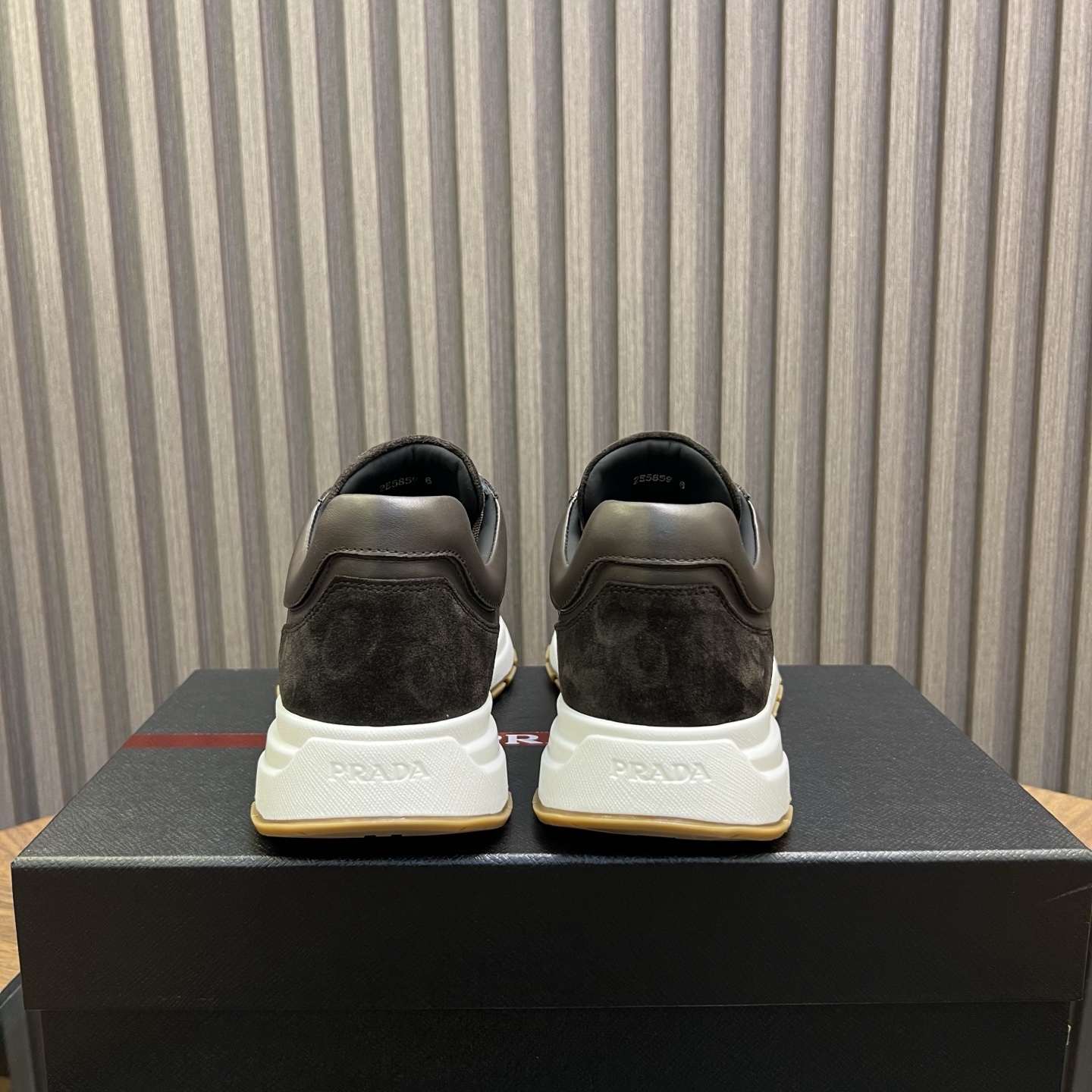 🔥🔥Prad*普拉达春夏新品男士高端运动鞋，这款运动鞋时尚百搭，简洁现代，融合运动风格和精致细节。选用进口牛皮材料拼接科技布打造，搭配橡胶鞋底，鞋舌压印字母徽标，简约时尚单品。
💰380元 Size：39-44（38.45.46定做）