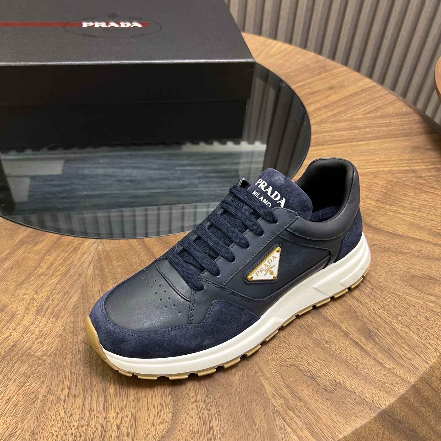 🔥🔥Prad*普拉达春夏新品男士高端运动鞋，这款运动鞋时尚百搭，简洁现代，融合运动风格和精致细节。选用进口牛皮材料拼接科技布打造，搭配橡胶鞋底，鞋舌压印字母徽标，简约时尚单品。
💰380元 Size：39-44（38.45.46定做）