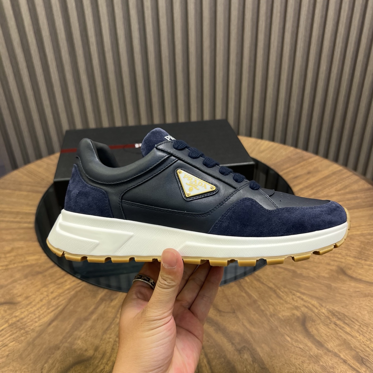 🔥🔥Prad*普拉达春夏新品男士高端运动鞋，这款运动鞋时尚百搭，简洁现代，融合运动风格和精致细节。选用进口牛皮材料拼接科技布打造，搭配橡胶鞋底，鞋舌压印字母徽标，简约时尚单品。
💰380元 Size：39-44（38.45.46定做）