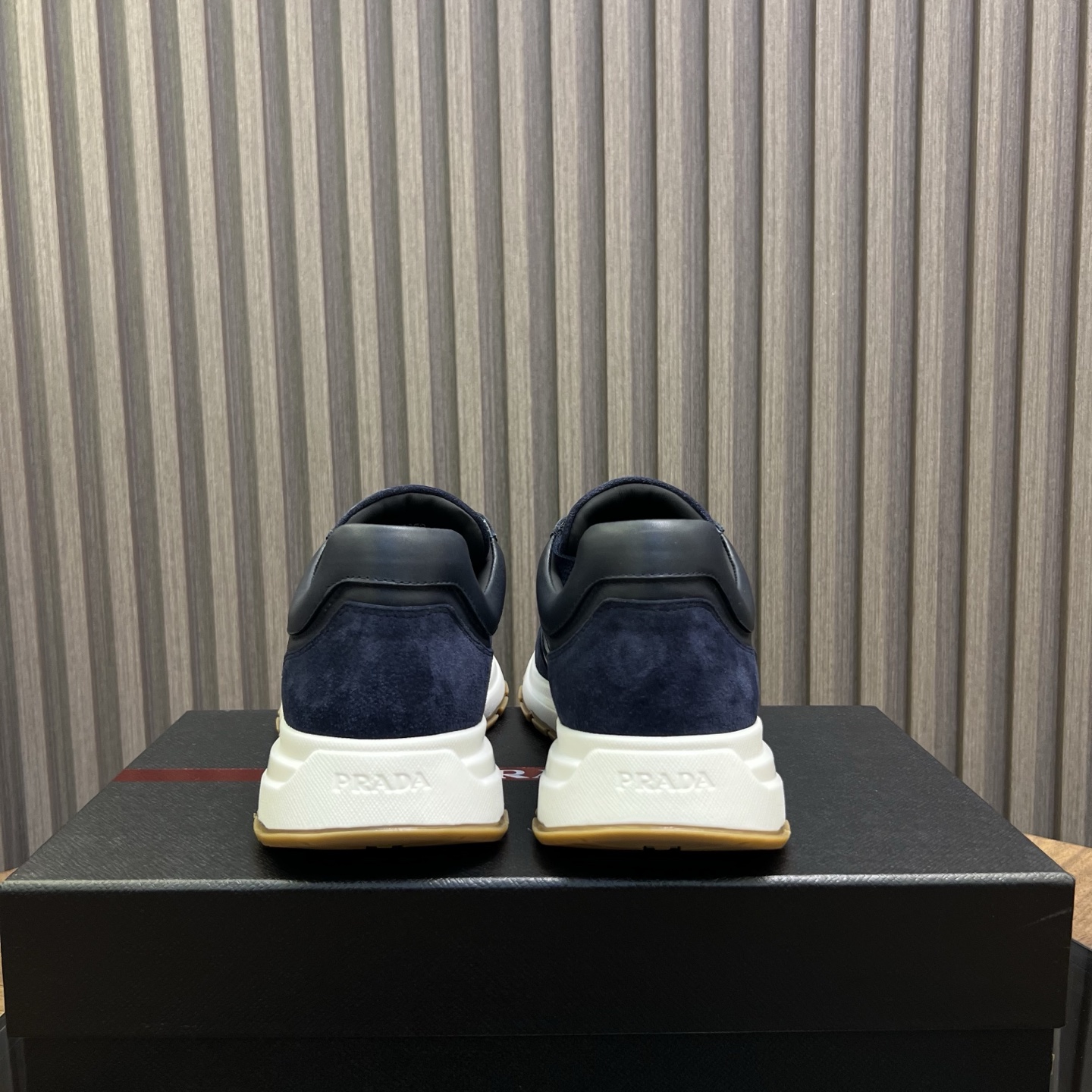 🔥🔥Prad*普拉达春夏新品男士高端运动鞋，这款运动鞋时尚百搭，简洁现代，融合运动风格和精致细节。选用进口牛皮材料拼接科技布打造，搭配橡胶鞋底，鞋舌压印字母徽标，简约时尚单品。
💰380元 Size：39-44（38.45.46定做）