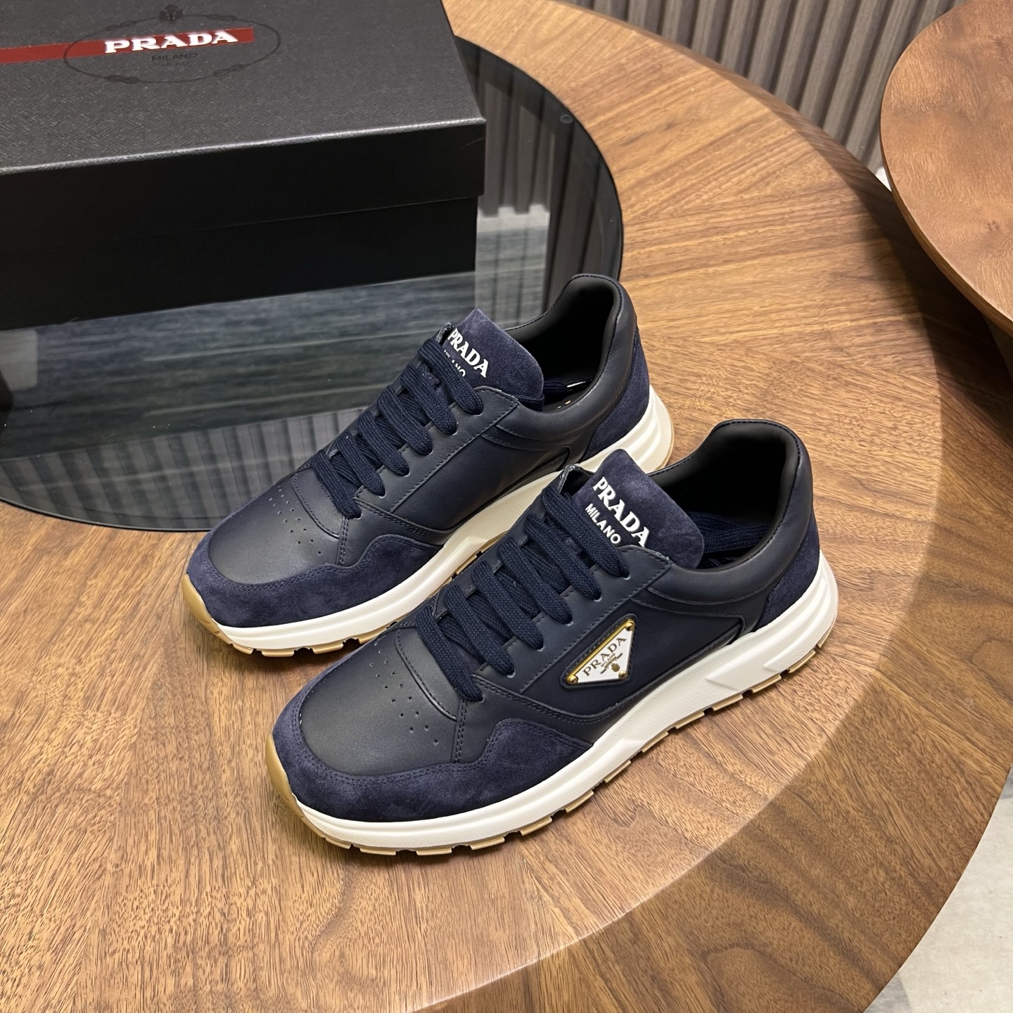 🔥🔥Prad*普拉达春夏新品男士高端运动鞋，这款运动鞋时尚百搭，简洁现代，融合运动风格和精致细节。选用进口牛皮材料拼接科技布打造，搭配橡胶鞋底，鞋舌压印字母徽标，简约时尚单品。
💰380元 Size：39-44（38.45.46定做）