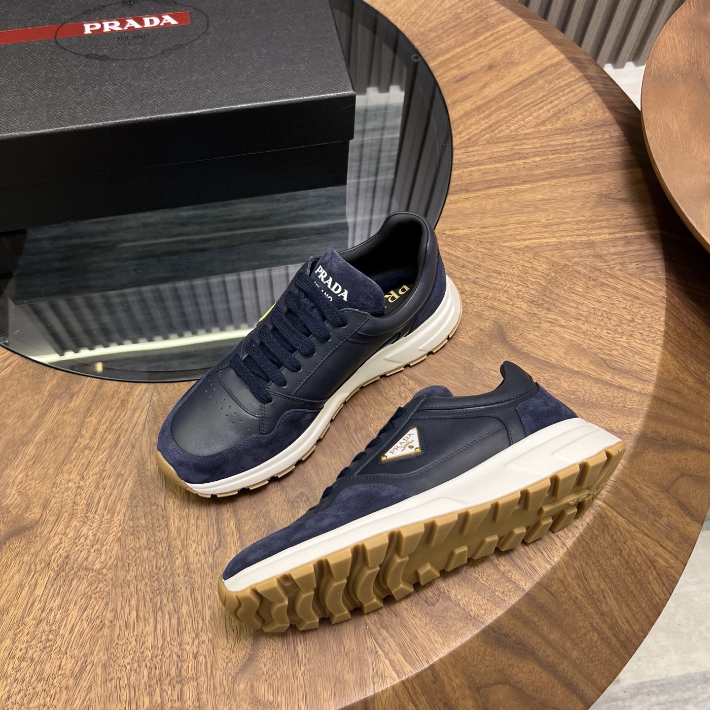 🔥🔥Prad*普拉达春夏新品男士高端运动鞋，这款运动鞋时尚百搭，简洁现代，融合运动风格和精致细节。选用进口牛皮材料拼接科技布打造，搭配橡胶鞋底，鞋舌压印字母徽标，简约时尚单品。
💰380元 Size：39-44（38.45.46定做）