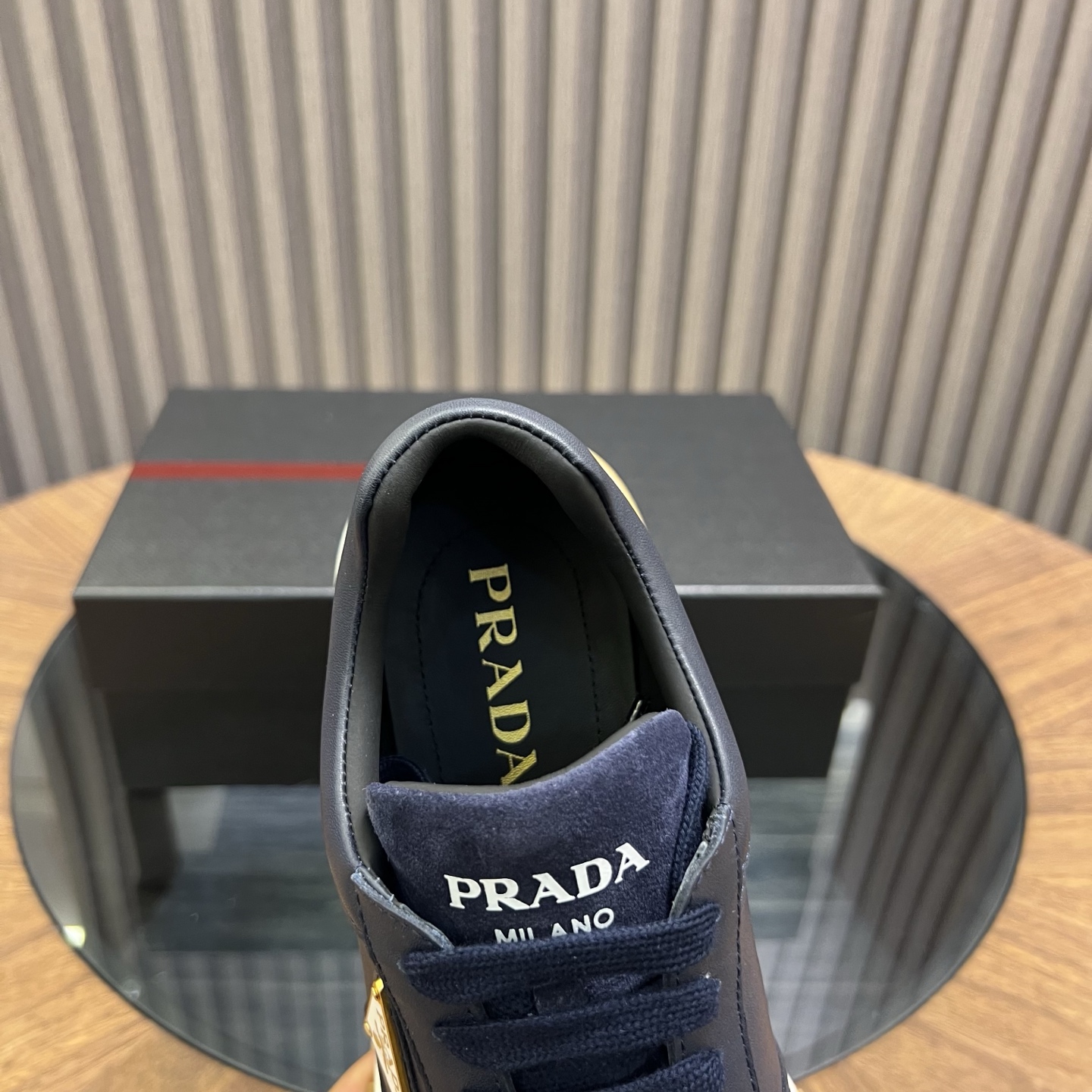 🔥🔥Prad*普拉达春夏新品男士高端运动鞋，这款运动鞋时尚百搭，简洁现代，融合运动风格和精致细节。选用进口牛皮材料拼接科技布打造，搭配橡胶鞋底，鞋舌压印字母徽标，简约时尚单品。
💰380元 Size：39-44（38.45.46定做）