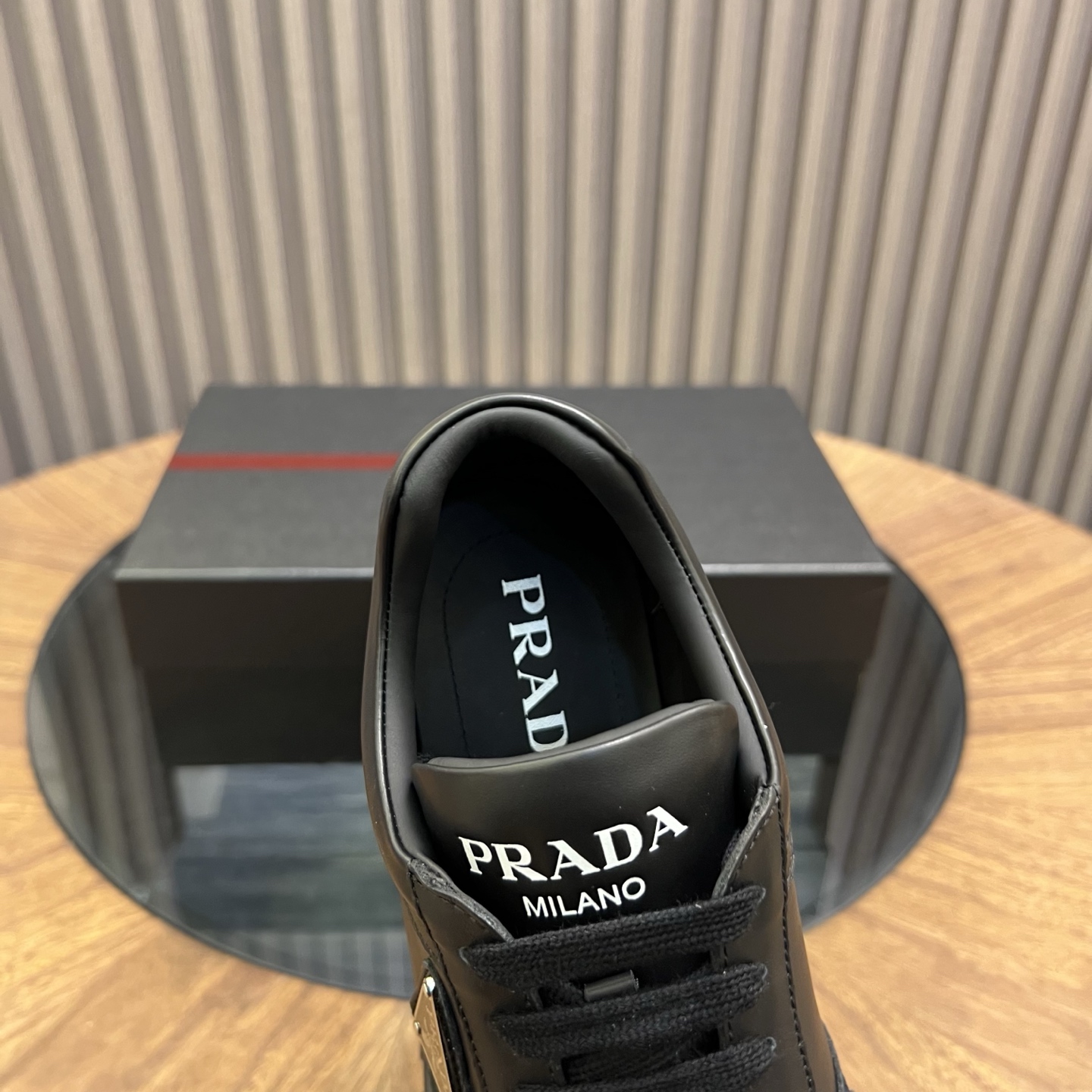 🔥🔥Prad*普拉达春夏新品男士高端运动鞋，这款运动鞋时尚百搭，简洁现代，融合运动风格和精致细节。选用进口牛皮材料拼接科技布打造，搭配橡胶鞋底，鞋舌压印字母徽标，简约时尚单品。
💰380元 Size：39-44（38.45.46定做）