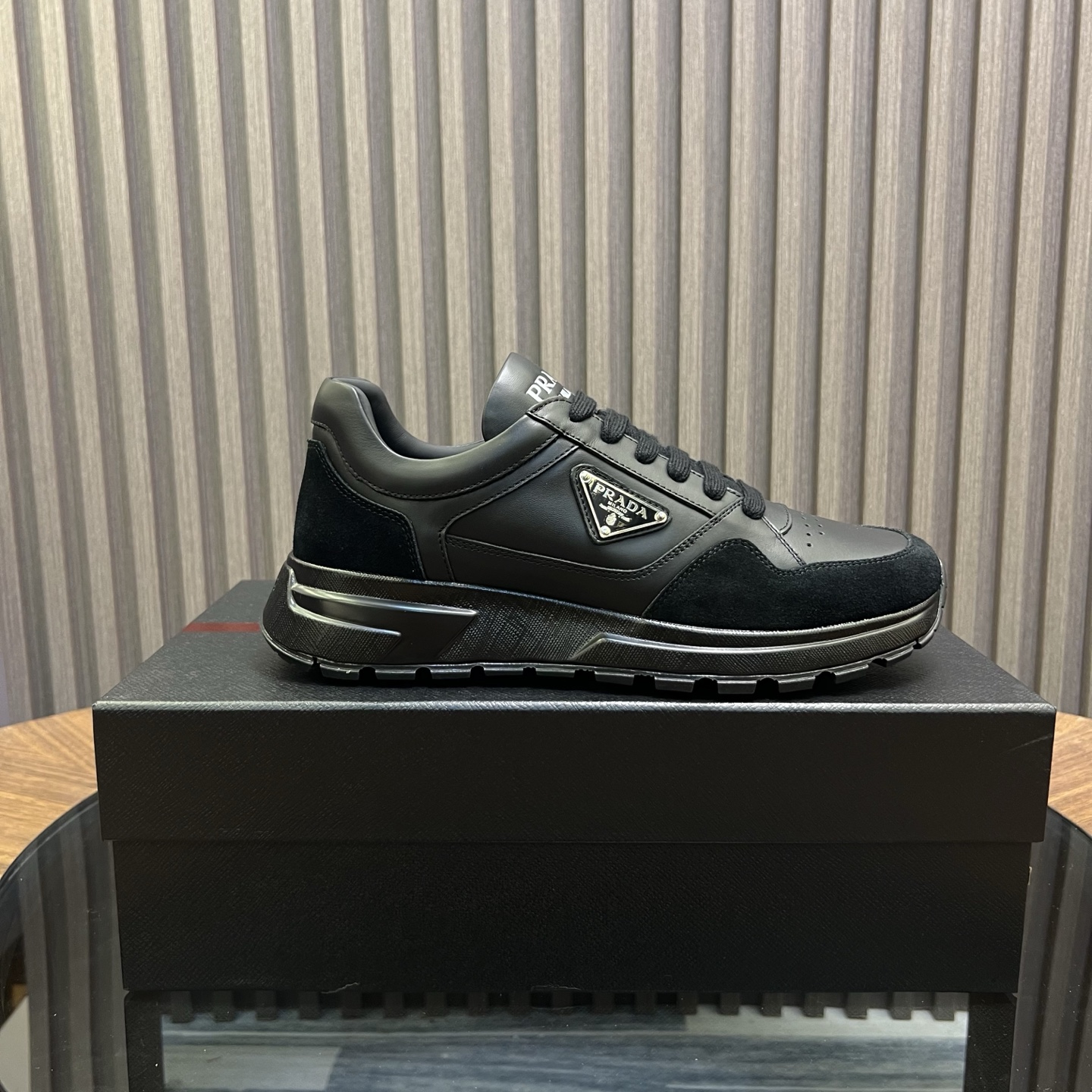 🔥🔥Prad*普拉达春夏新品男士高端运动鞋，这款运动鞋时尚百搭，简洁现代，融合运动风格和精致细节。选用进口牛皮材料拼接科技布打造，搭配橡胶鞋底，鞋舌压印字母徽标，简约时尚单品。
💰380元 Size：39-44（38.45.46定做）
