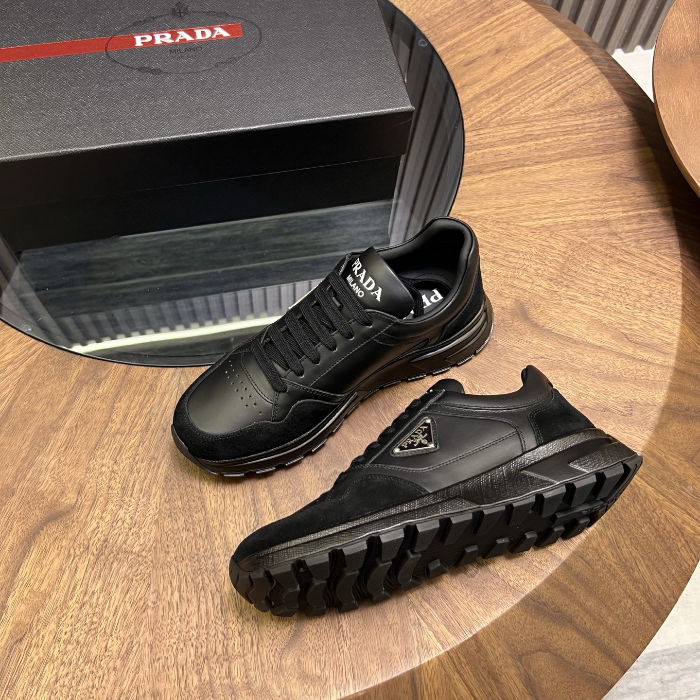 🔥🔥Prad*普拉达春夏新品男士高端运动鞋，这款运动鞋时尚百搭，简洁现代，融合运动风格和精致细节。选用进口牛皮材料拼接科技布打造，搭配橡胶鞋底，鞋舌压印字母徽标，简约时尚单品。
💰380元 Size：39-44（38.45.46定做）