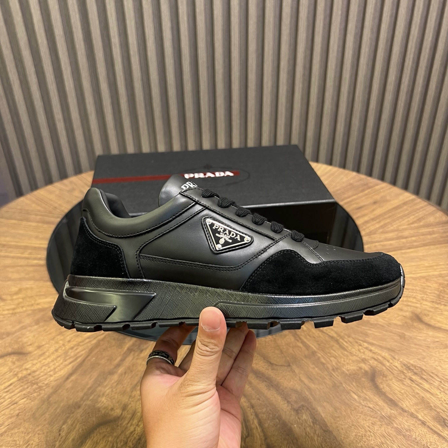 🔥🔥Prad*普拉达春夏新品男士高端运动鞋，这款运动鞋时尚百搭，简洁现代，融合运动风格和精致细节。选用进口牛皮材料拼接科技布打造，搭配橡胶鞋底，鞋舌压印字母徽标，简约时尚单品。
💰380元 Size：39-44（38.45.46定做）