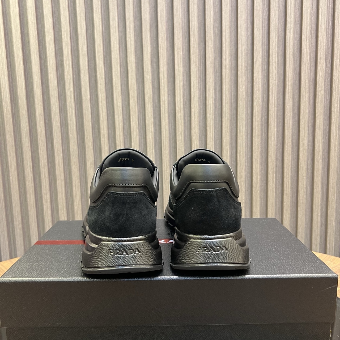 🔥🔥Prad*普拉达春夏新品男士高端运动鞋，这款运动鞋时尚百搭，简洁现代，融合运动风格和精致细节。选用进口牛皮材料拼接科技布打造，搭配橡胶鞋底，鞋舌压印字母徽标，简约时尚单品。
💰380元 Size：39-44（38.45.46定做）