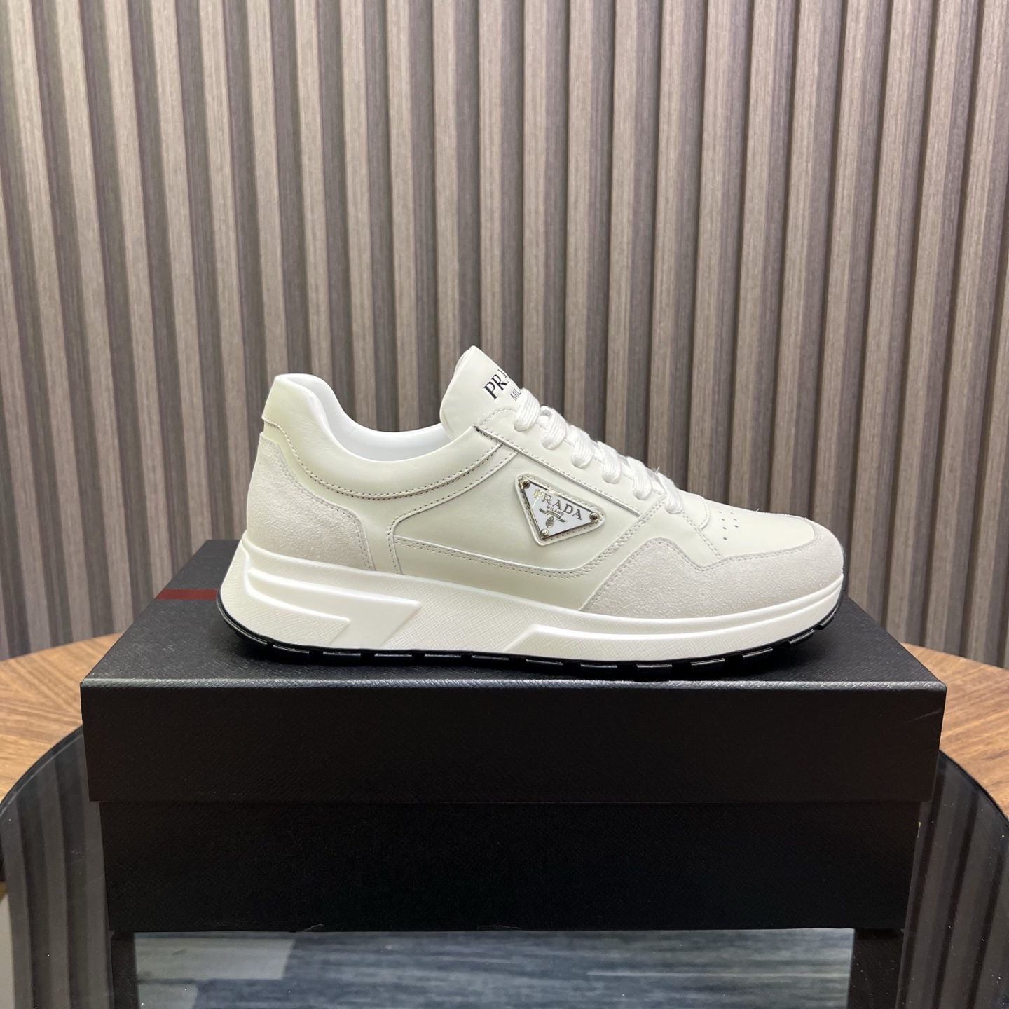 🔥🔥Prad*普拉达春夏新品男士高端运动鞋，这款运动鞋时尚百搭，简洁现代，融合运动风格和精致细节。选用进口牛皮材料拼接科技布打造，搭配橡胶鞋底，鞋舌压印字母徽标，简约时尚单品。
💰380元 Size：39-44（38.45.46定做）