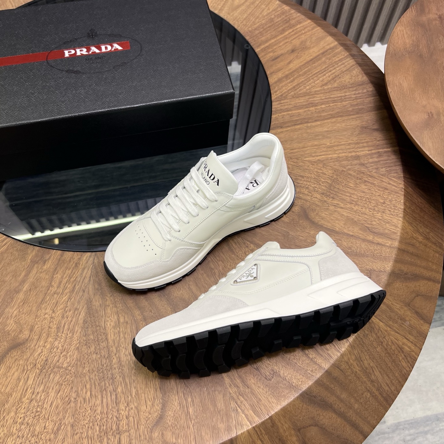 🔥🔥Prad*普拉达春夏新品男士高端运动鞋，这款运动鞋时尚百搭，简洁现代，融合运动风格和精致细节。选用进口牛皮材料拼接科技布打造，搭配橡胶鞋底，鞋舌压印字母徽标，简约时尚单品。
💰380元 Size：39-44（38.45.46定做）