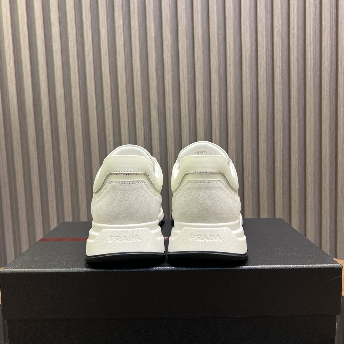 🔥🔥Prad*普拉达春夏新品男士高端运动鞋，这款运动鞋时尚百搭，简洁现代，融合运动风格和精致细节。选用进口牛皮材料拼接科技布打造，搭配橡胶鞋底，鞋舌压印字母徽标，简约时尚单品。
💰380元 Size：39-44（38.45.46定做）