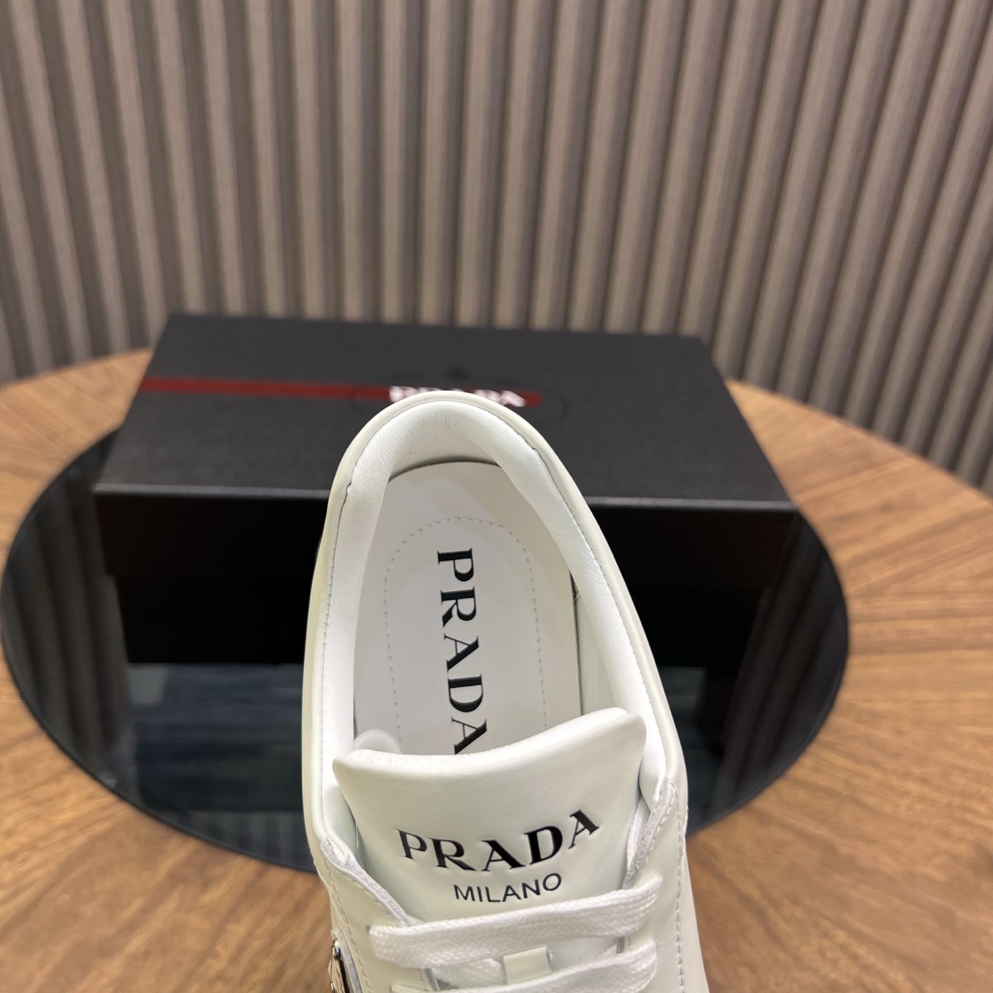 🔥🔥Prad*普拉达春夏新品男士高端运动鞋，这款运动鞋时尚百搭，简洁现代，融合运动风格和精致细节。选用进口牛皮材料拼接科技布打造，搭配橡胶鞋底，鞋舌压印字母徽标，简约时尚单品。
💰380元 Size：39-44（38.45.46定做）