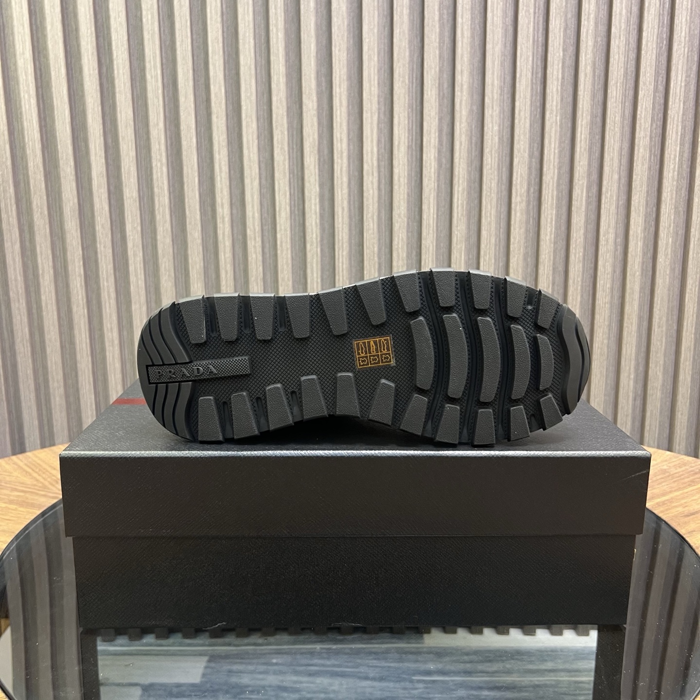 🔥🔥Prad*普拉达春夏新品男士高端运动鞋，这款运动鞋时尚百搭，简洁现代，融合运动风格和精致细节。选用进口牛皮材料拼接科技布打造，搭配橡胶鞋底，鞋舌压印字母徽标，简约时尚单品。
💰380元 Size：39-44（38.45.46定做）