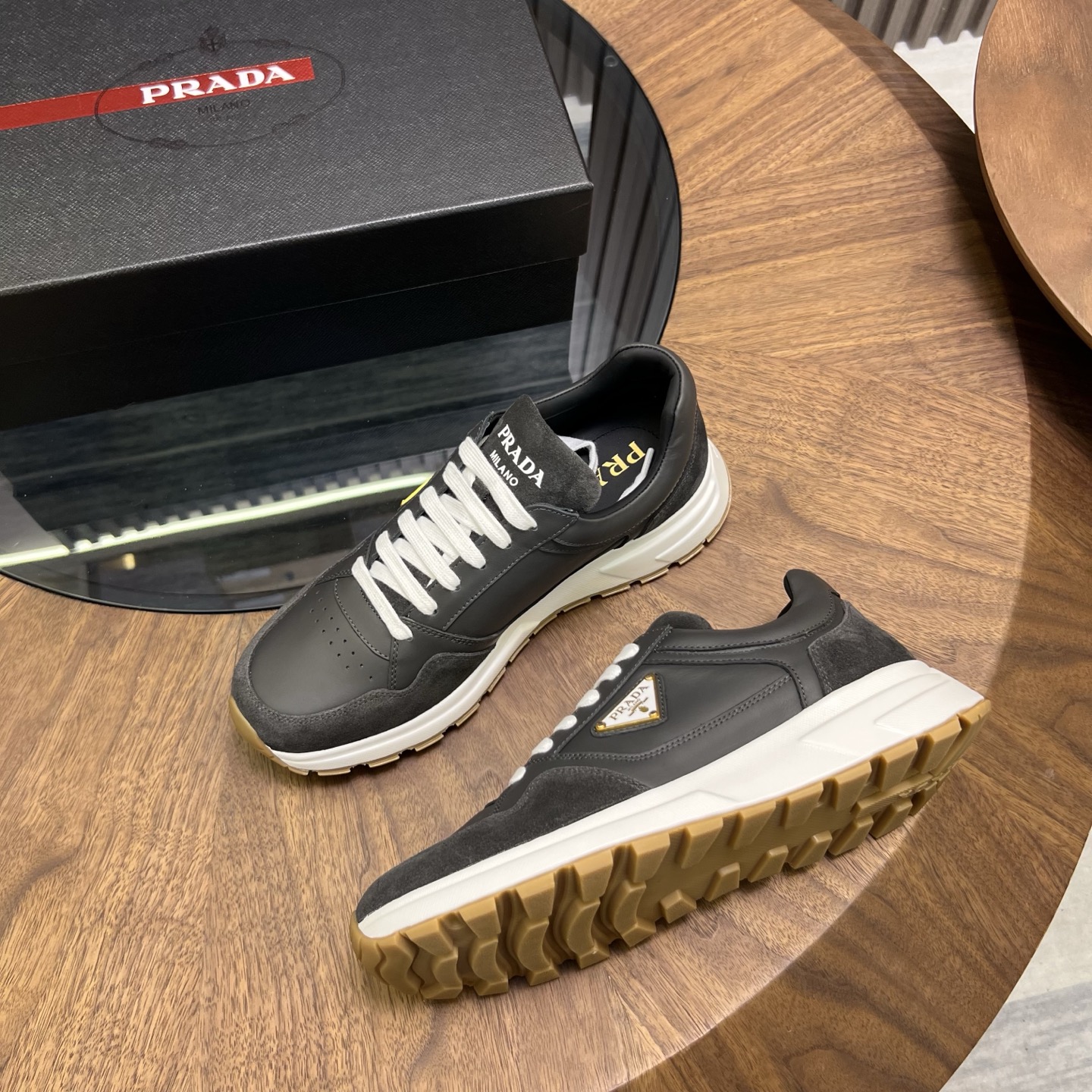 🔥🔥Prad*普拉达春夏新品男士高端运动鞋，这款运动鞋时尚百搭，简洁现代，融合运动风格和精致细节。选用进口牛皮材料拼接科技布打造，搭配橡胶鞋底，鞋舌压印字母徽标，简约时尚单品。
💰380元 Size：39-44（38.45.46定做）