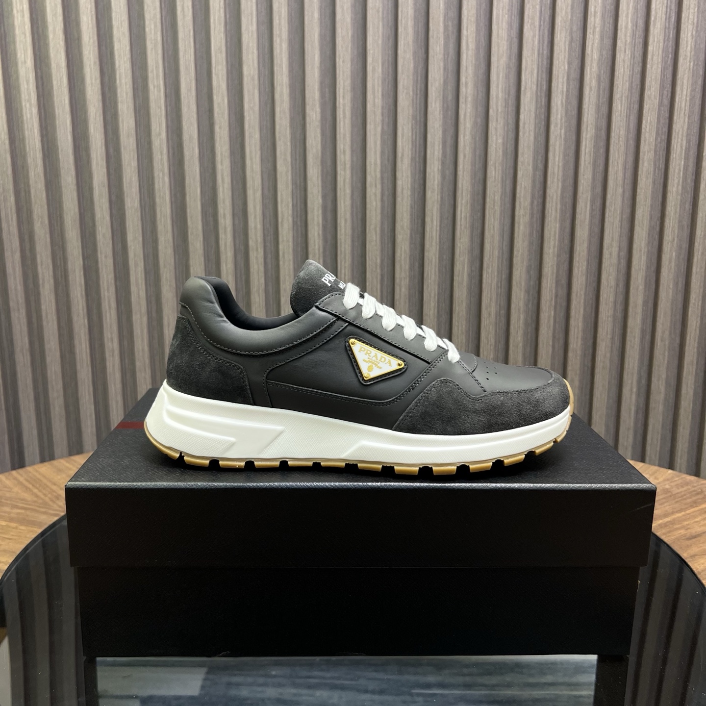🔥🔥Prad*普拉达春夏新品男士高端运动鞋，这款运动鞋时尚百搭，简洁现代，融合运动风格和精致细节。选用进口牛皮材料拼接科技布打造，搭配橡胶鞋底，鞋舌压印字母徽标，简约时尚单品。
💰380元 Size：39-44（38.45.46定做）
