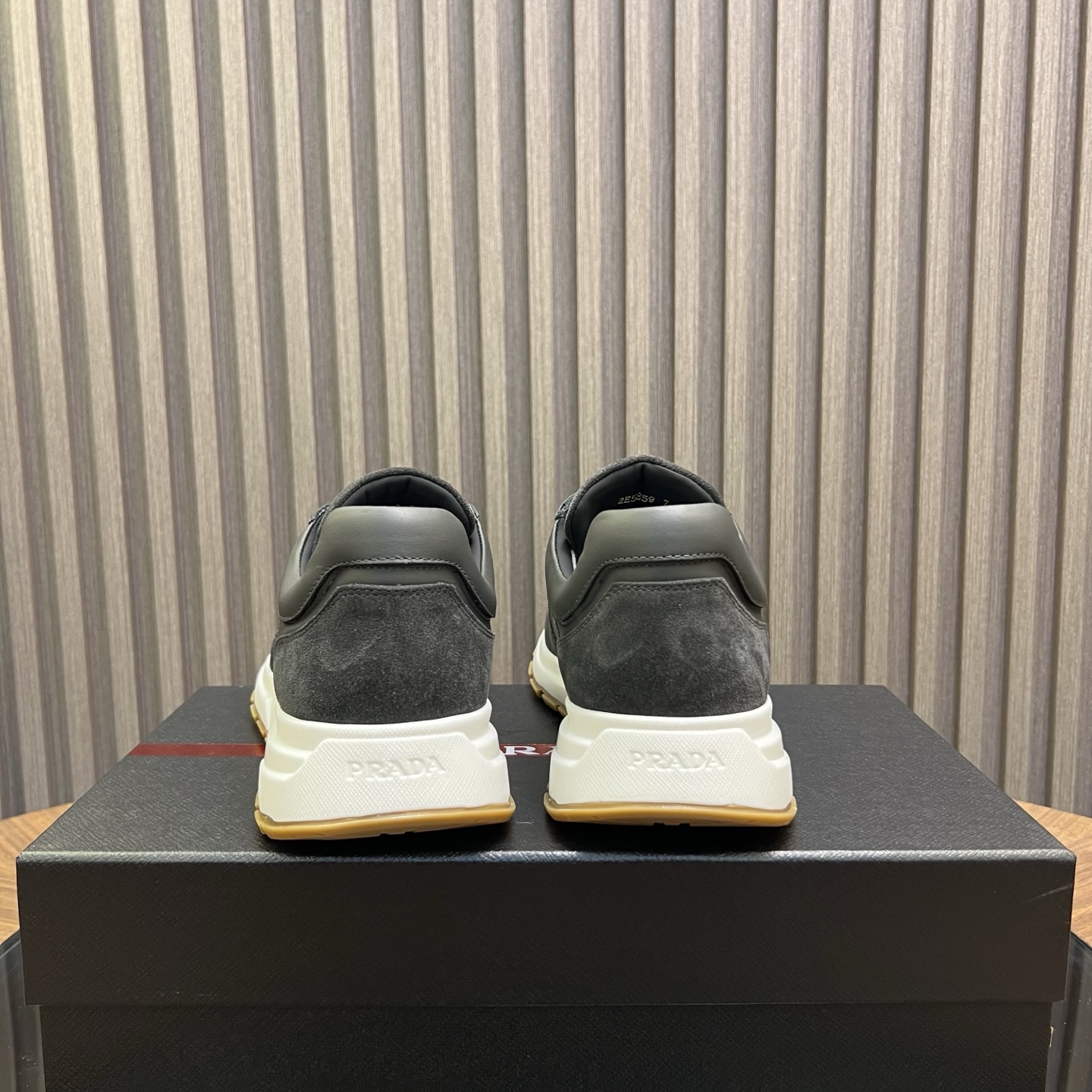 🔥🔥Prad*普拉达春夏新品男士高端运动鞋，这款运动鞋时尚百搭，简洁现代，融合运动风格和精致细节。选用进口牛皮材料拼接科技布打造，搭配橡胶鞋底，鞋舌压印字母徽标，简约时尚单品。
💰380元 Size：39-44（38.45.46定做）