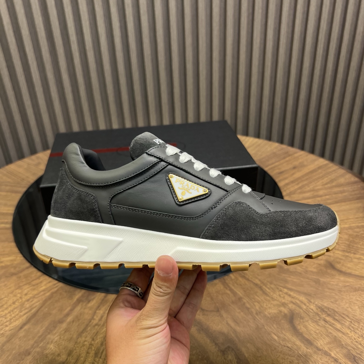 🔥🔥Prad*普拉达春夏新品男士高端运动鞋，这款运动鞋时尚百搭，简洁现代，融合运动风格和精致细节。选用进口牛皮材料拼接科技布打造，搭配橡胶鞋底，鞋舌压印字母徽标，简约时尚单品。
💰380元 Size：39-44（38.45.46定做）
