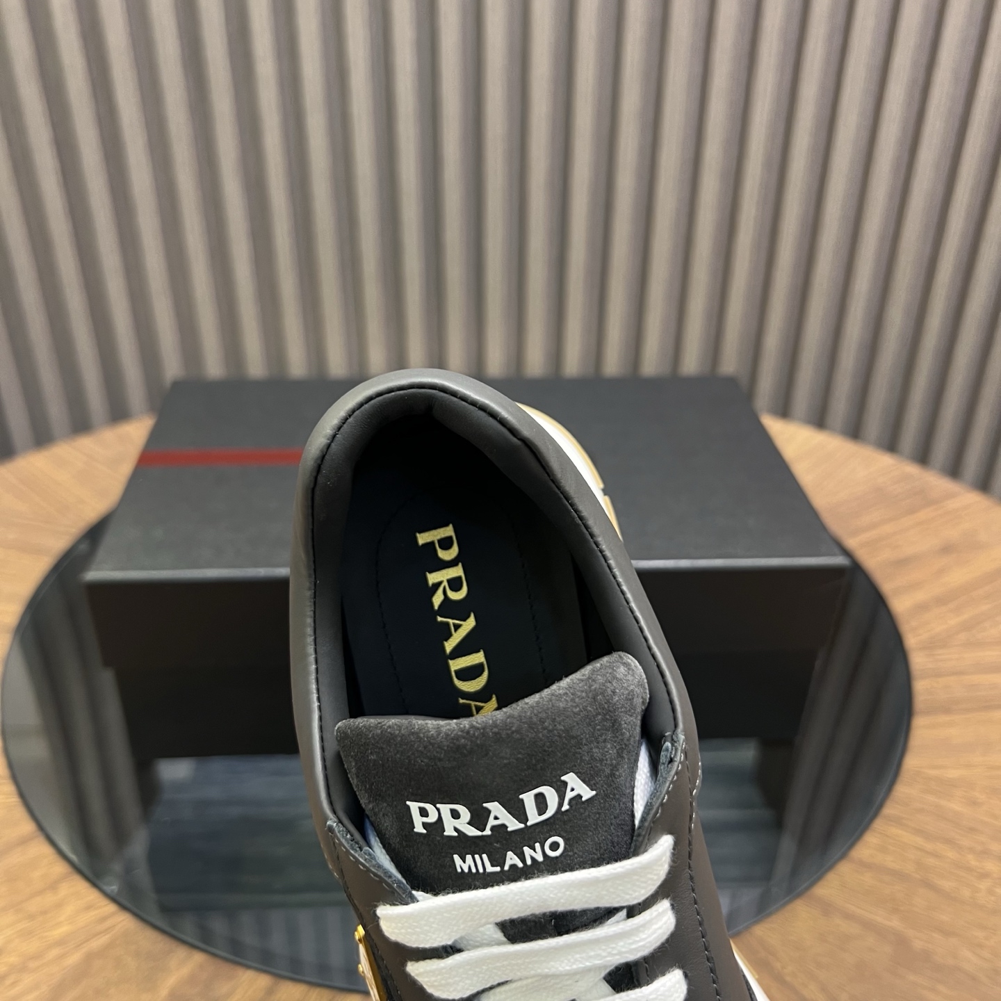 🔥🔥Prad*普拉达春夏新品男士高端运动鞋，这款运动鞋时尚百搭，简洁现代，融合运动风格和精致细节。选用进口牛皮材料拼接科技布打造，搭配橡胶鞋底，鞋舌压印字母徽标，简约时尚单品。
💰380元 Size：39-44（38.45.46定做）