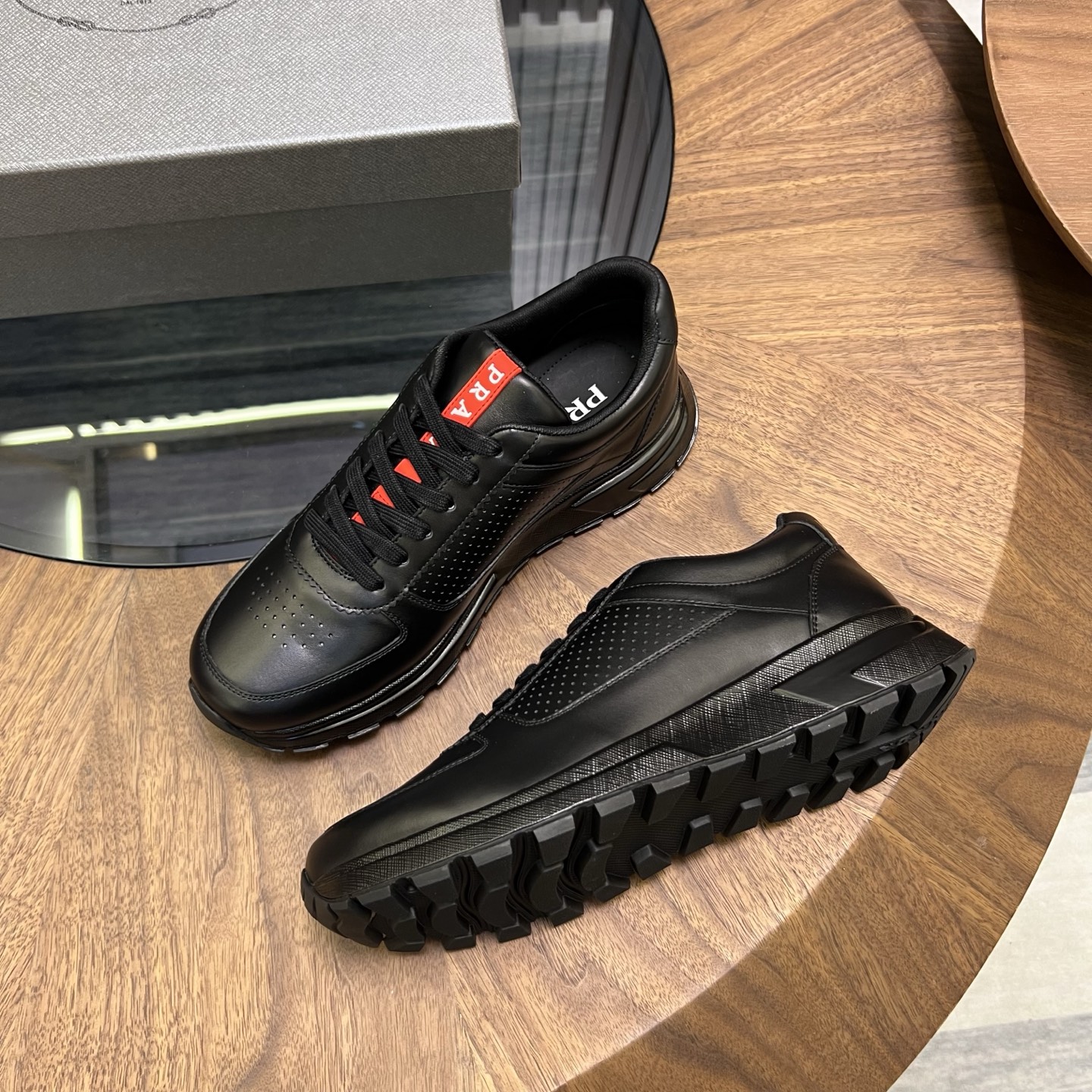 🔥🔥Prad*普拉达春夏新品男士高端运动鞋，这款运动鞋时尚百搭，简洁现代，融合运动风格和精致细节。选用进口牛皮材料拼接科技布打造，搭配橡胶鞋底，鞋舌压印字母徽标，简约时尚单品。
💰400元 Size：39-44（38.45.46定做）