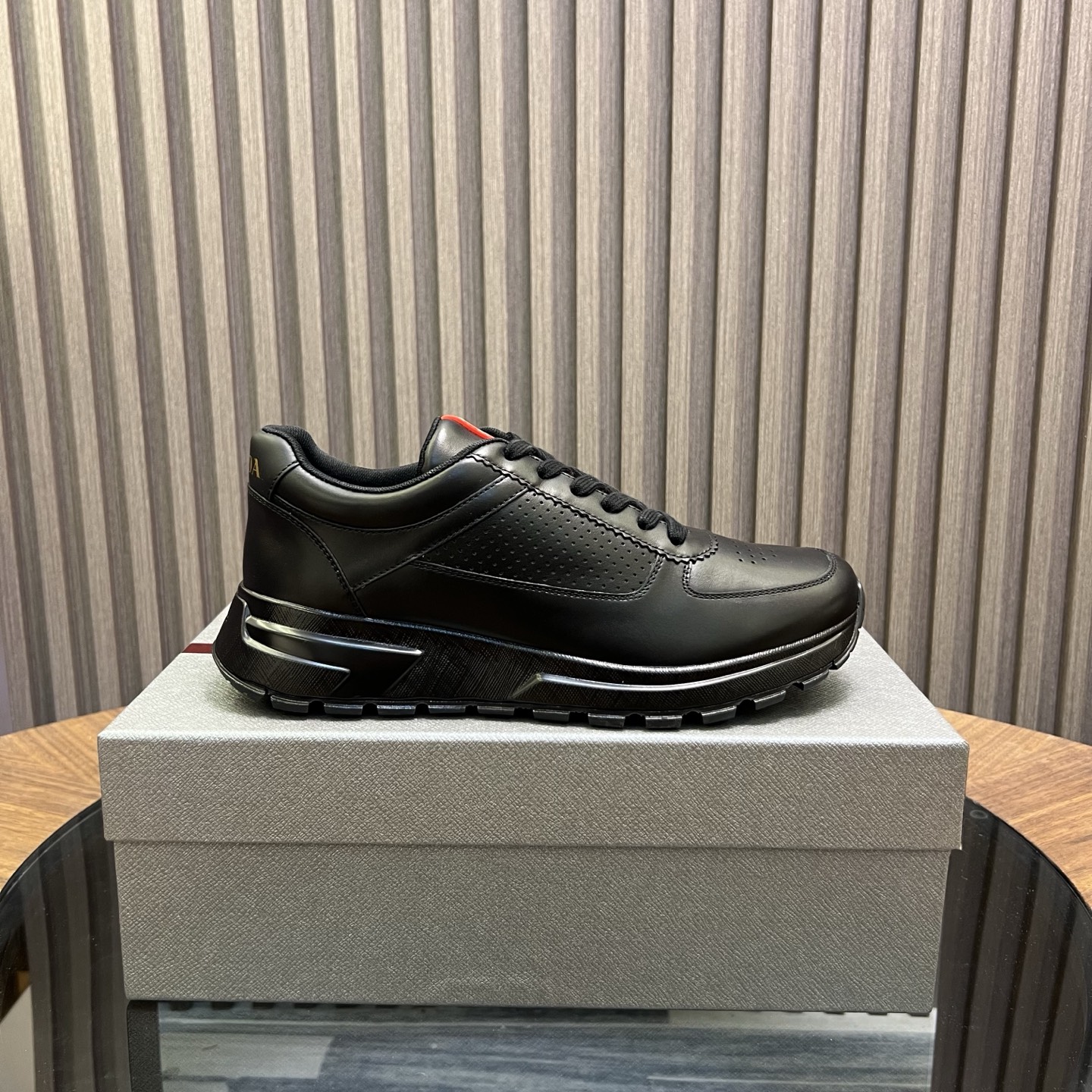 🔥🔥Prad*普拉达春夏新品男士高端运动鞋，这款运动鞋时尚百搭，简洁现代，融合运动风格和精致细节。选用进口牛皮材料拼接科技布打造，搭配橡胶鞋底，鞋舌压印字母徽标，简约时尚单品。
💰400元 Size：39-44（38.45.46定做）