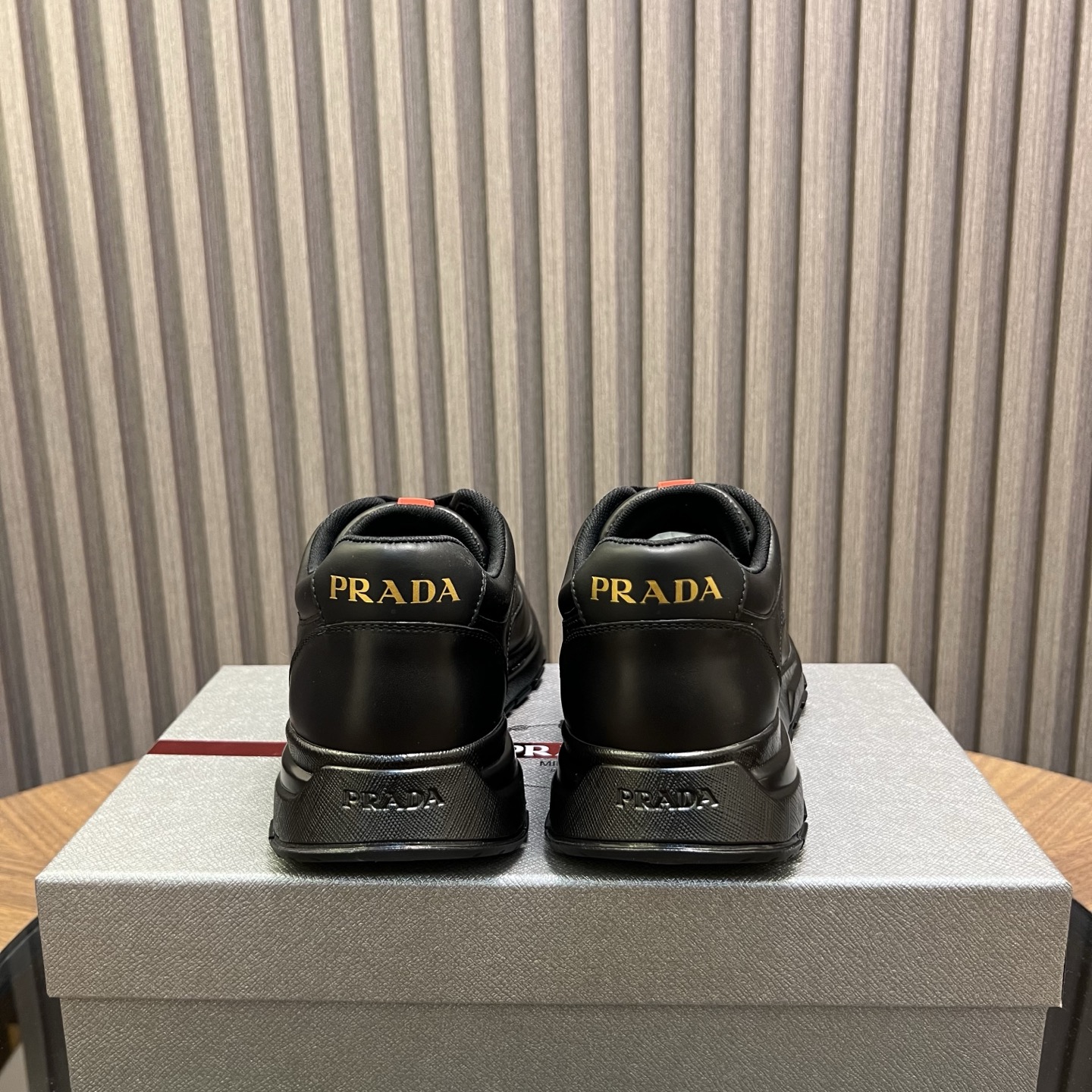 🔥🔥Prad*普拉达春夏新品男士高端运动鞋，这款运动鞋时尚百搭，简洁现代，融合运动风格和精致细节。选用进口牛皮材料拼接科技布打造，搭配橡胶鞋底，鞋舌压印字母徽标，简约时尚单品。
💰400元 Size：39-44（38.45.46定做）