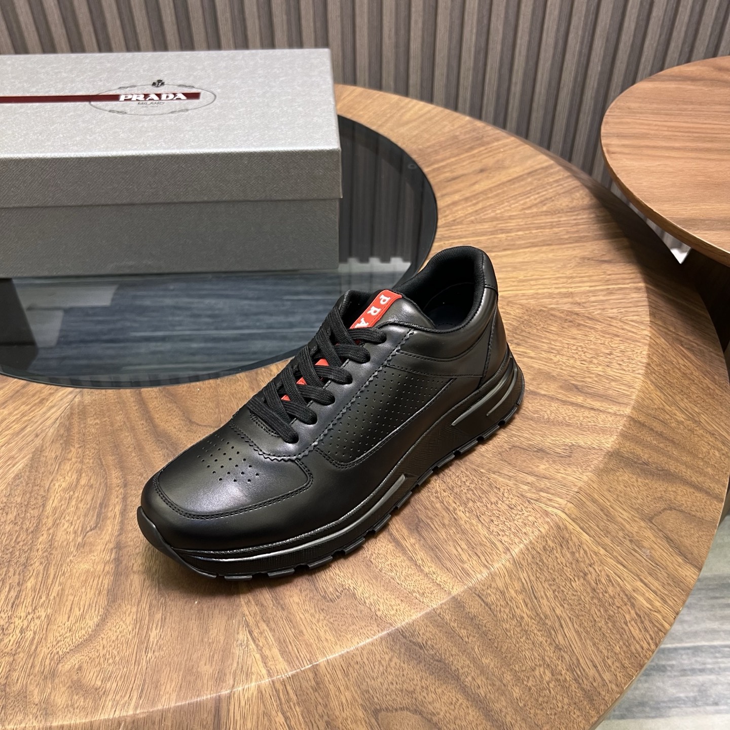 🔥🔥Prad*普拉达春夏新品男士高端运动鞋，这款运动鞋时尚百搭，简洁现代，融合运动风格和精致细节。选用进口牛皮材料拼接科技布打造，搭配橡胶鞋底，鞋舌压印字母徽标，简约时尚单品。
💰400元 Size：39-44（38.45.46定做）