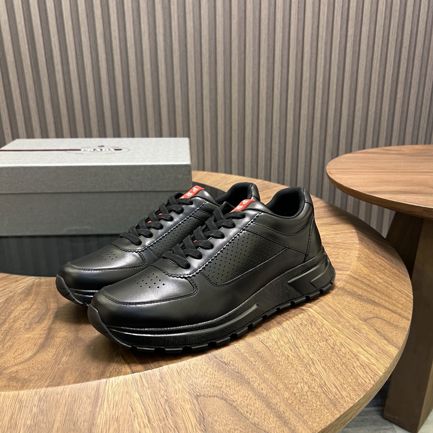🔥🔥Prad*普拉达春夏新品男士高端运动鞋，这款运动鞋时尚百搭，简洁现代，融合运动风格和精致细节。选用进口牛皮材料拼接科技布打造，搭配橡胶鞋底，鞋舌压印字母徽标，简约时尚单品。
💰400元 Size：39-44（38.45.46定做）