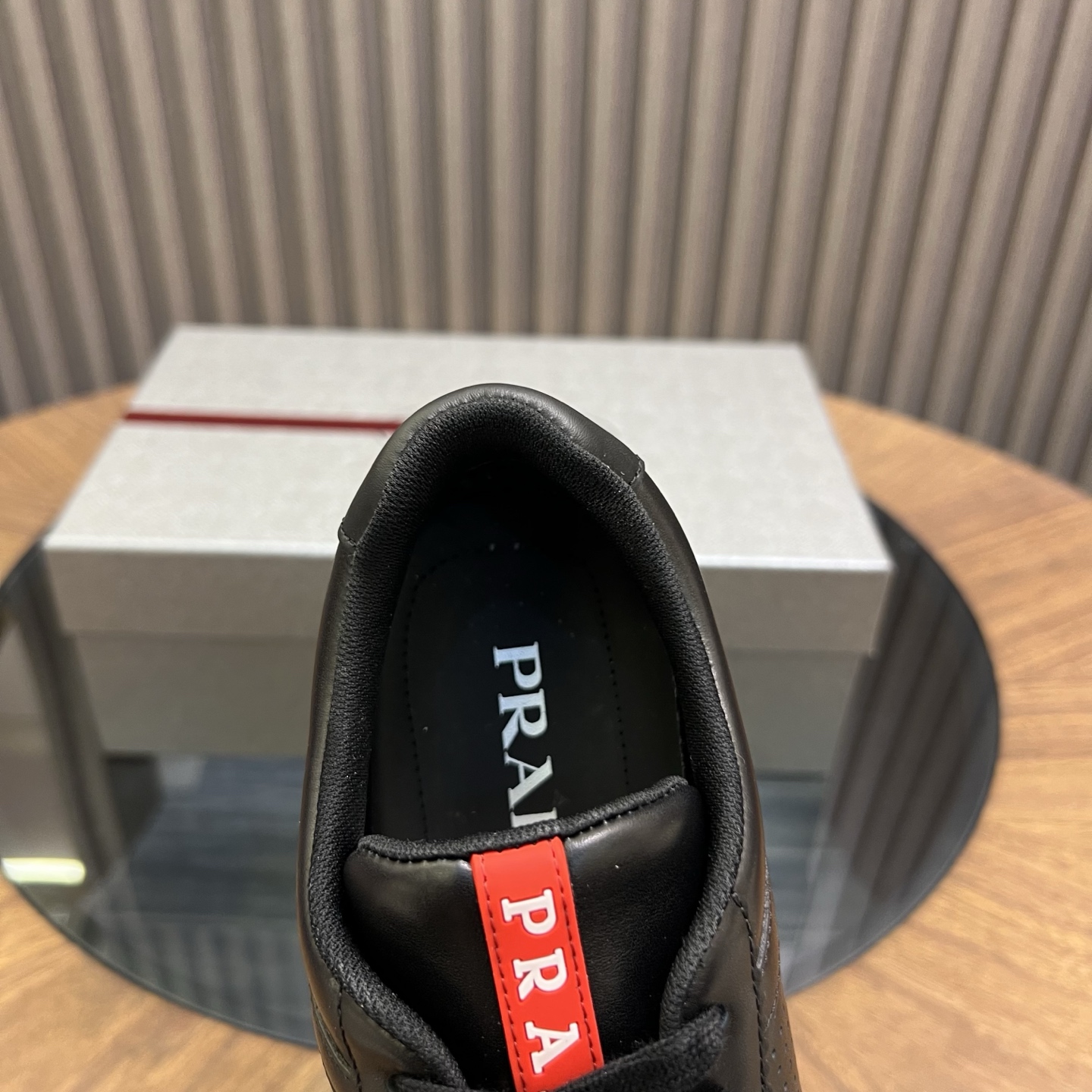 🔥🔥Prad*普拉达春夏新品男士高端运动鞋，这款运动鞋时尚百搭，简洁现代，融合运动风格和精致细节。选用进口牛皮材料拼接科技布打造，搭配橡胶鞋底，鞋舌压印字母徽标，简约时尚单品。
💰400元 Size：39-44（38.45.46定做）