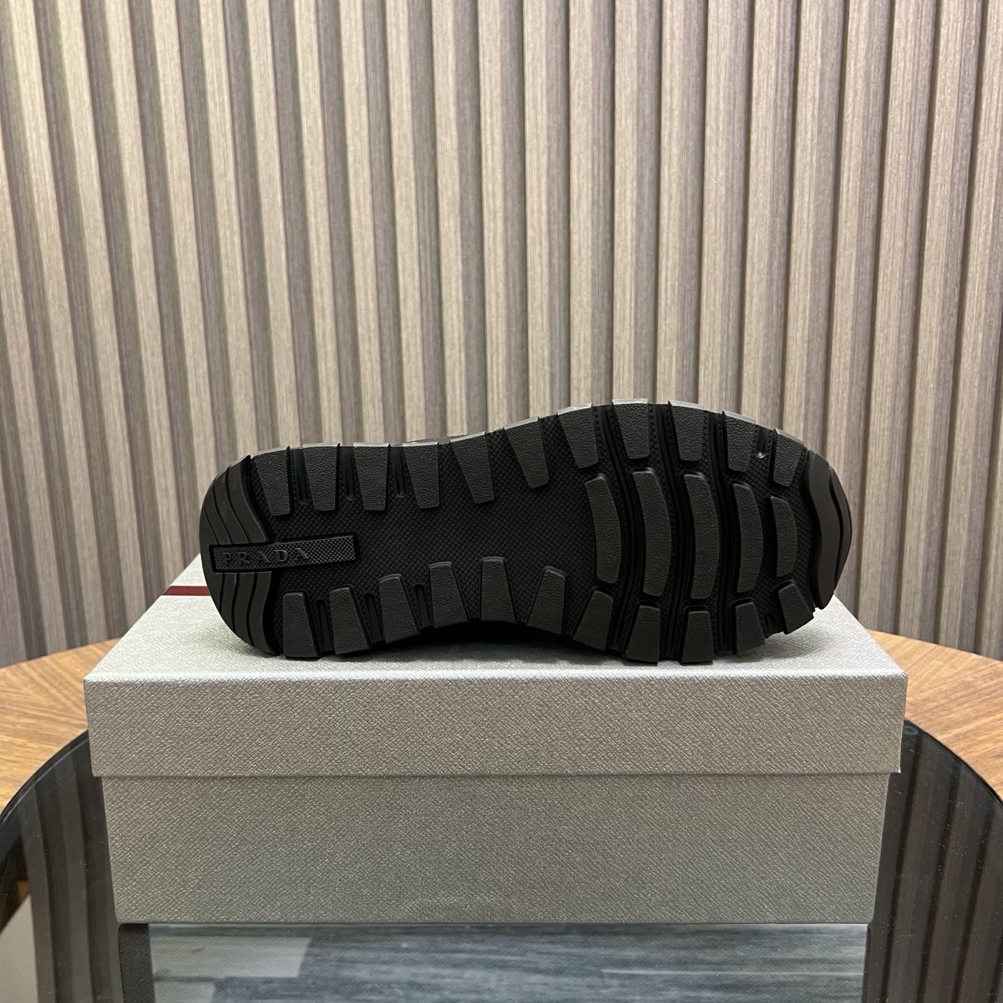 🔥🔥Prad*普拉达春夏新品男士高端运动鞋，这款运动鞋时尚百搭，简洁现代，融合运动风格和精致细节。选用进口牛皮材料拼接科技布打造，搭配橡胶鞋底，鞋舌压印字母徽标，简约时尚单品。
💰400元 Size：39-44（38.45.46定做）