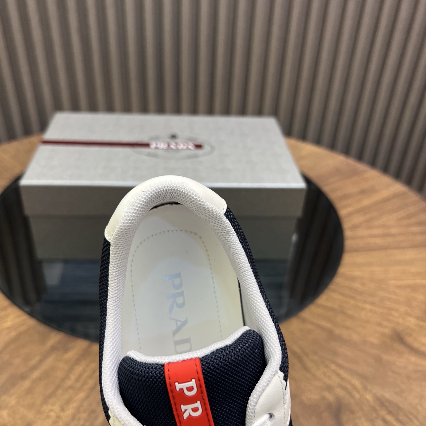 🔥🔥Prad*普拉达春夏新品男士高端运动鞋，这款运动鞋时尚百搭，简洁现代，融合运动风格和精致细节。选用进口牛皮材料拼接科技布打造，搭配橡胶鞋底，鞋舌压印字母徽标，简约时尚单品。
💰380元 Size：39-44（38.45.46定做）