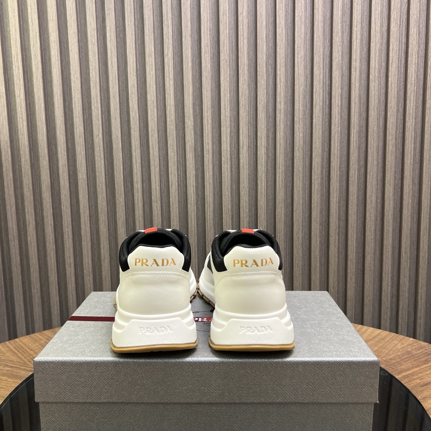🔥🔥Prad*普拉达春夏新品男士高端运动鞋，这款运动鞋时尚百搭，简洁现代，融合运动风格和精致细节。选用进口牛皮材料拼接科技布打造，搭配橡胶鞋底，鞋舌压印字母徽标，简约时尚单品。
💰380元 Size：39-44（38.45.46定做）