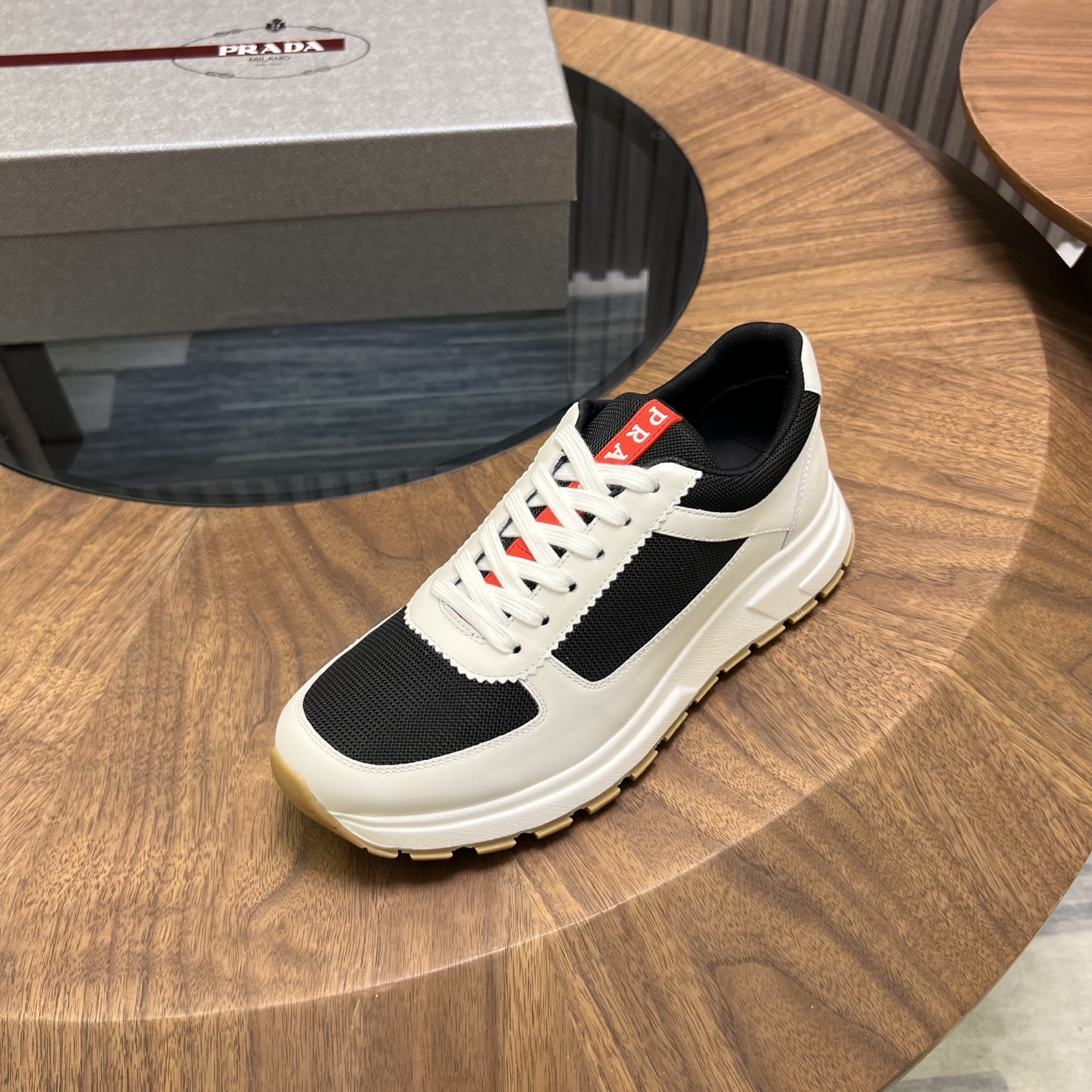 🔥🔥Prad*普拉达春夏新品男士高端运动鞋，这款运动鞋时尚百搭，简洁现代，融合运动风格和精致细节。选用进口牛皮材料拼接科技布打造，搭配橡胶鞋底，鞋舌压印字母徽标，简约时尚单品。
💰380元 Size：39-44（38.45.46定做）