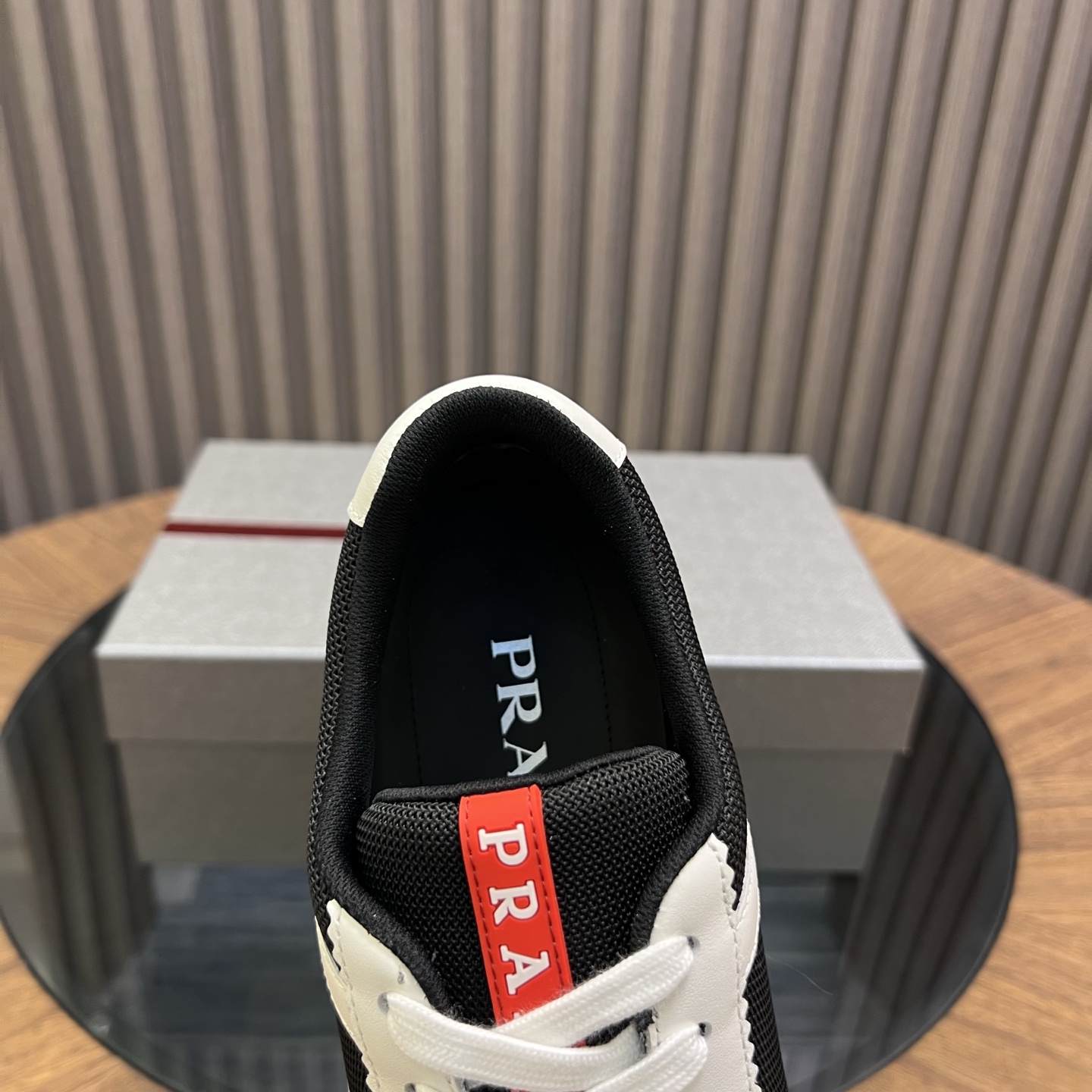 🔥🔥Prad*普拉达春夏新品男士高端运动鞋，这款运动鞋时尚百搭，简洁现代，融合运动风格和精致细节。选用进口牛皮材料拼接科技布打造，搭配橡胶鞋底，鞋舌压印字母徽标，简约时尚单品。
💰380元 Size：39-44（38.45.46定做）