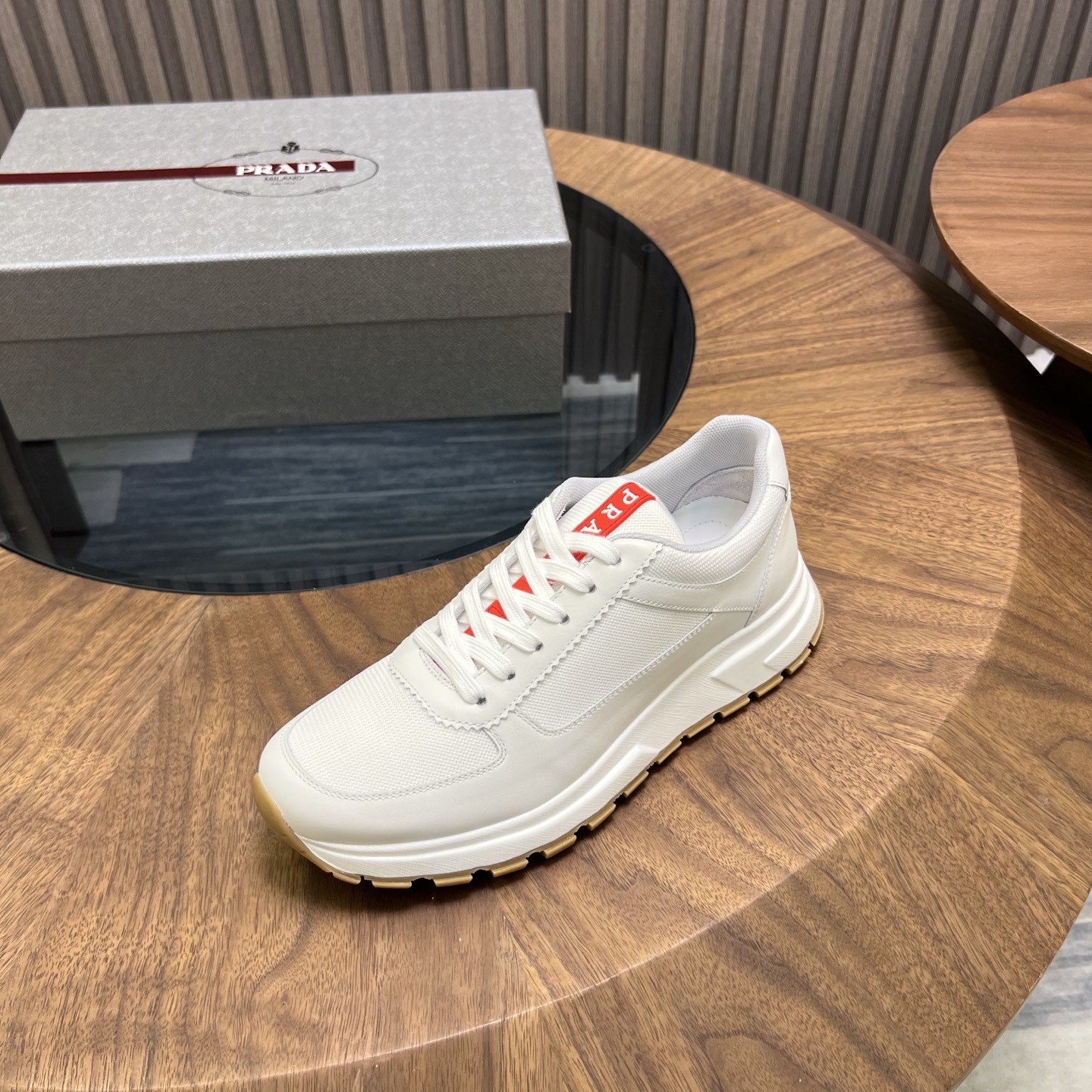 🔥🔥Prad*普拉达春夏新品男士高端运动鞋，这款运动鞋时尚百搭，简洁现代，融合运动风格和精致细节。选用进口牛皮材料拼接科技布打造，搭配橡胶鞋底，鞋舌压印字母徽标，简约时尚单品。
💰380元 Size：39-44（38.45.46定做）