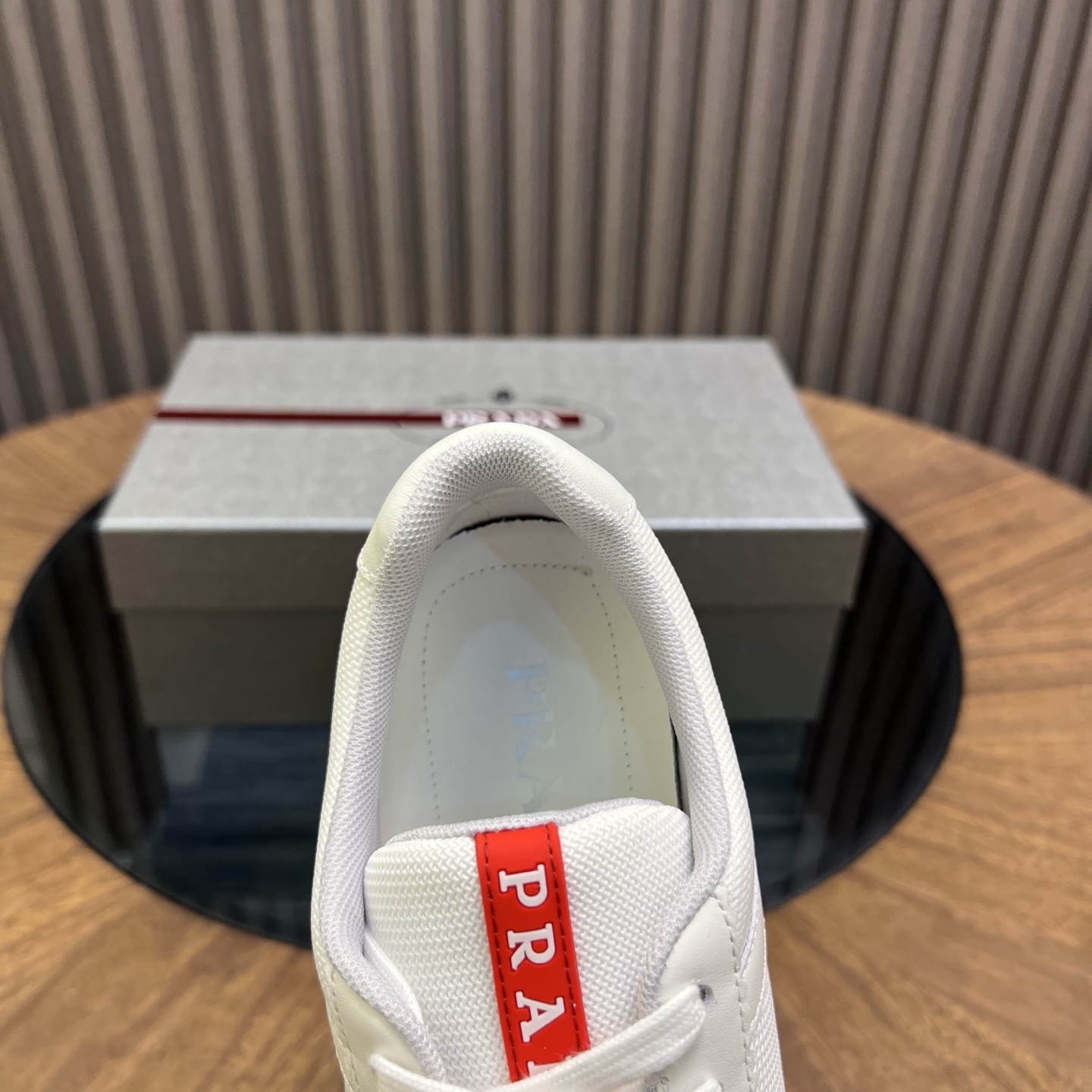 🔥🔥Prad*普拉达春夏新品男士高端运动鞋，这款运动鞋时尚百搭，简洁现代，融合运动风格和精致细节。选用进口牛皮材料拼接科技布打造，搭配橡胶鞋底，鞋舌压印字母徽标，简约时尚单品。
💰380元 Size：39-44（38.45.46定做）