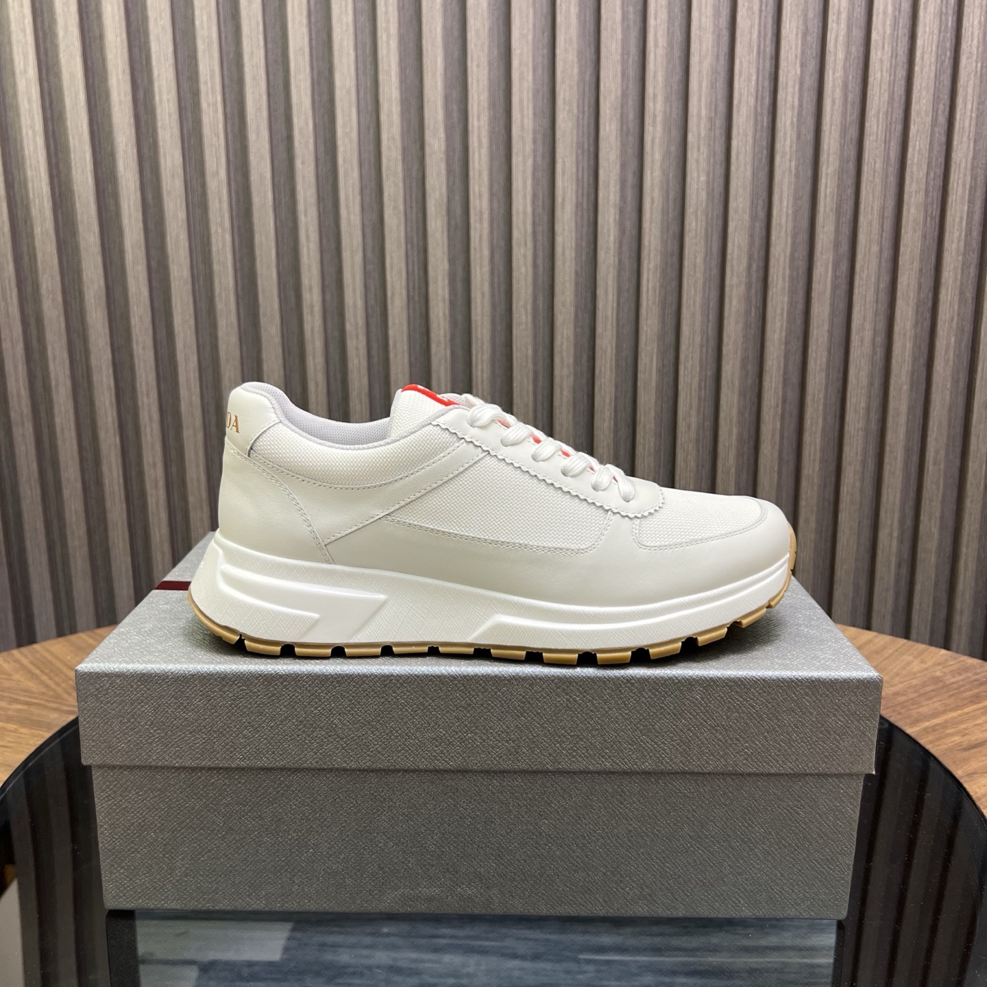 🔥🔥Prad*普拉达春夏新品男士高端运动鞋，这款运动鞋时尚百搭，简洁现代，融合运动风格和精致细节。选用进口牛皮材料拼接科技布打造，搭配橡胶鞋底，鞋舌压印字母徽标，简约时尚单品。
💰380元 Size：39-44（38.45.46定做）