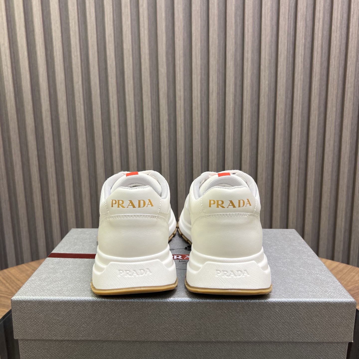 🔥🔥Prad*普拉达春夏新品男士高端运动鞋，这款运动鞋时尚百搭，简洁现代，融合运动风格和精致细节。选用进口牛皮材料拼接科技布打造，搭配橡胶鞋底，鞋舌压印字母徽标，简约时尚单品。
💰380元 Size：39-44（38.45.46定做）