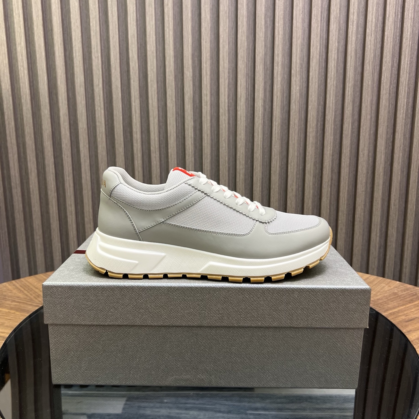🔥🔥Prad*普拉达春夏新品男士高端运动鞋，这款运动鞋时尚百搭，简洁现代，融合运动风格和精致细节。选用进口牛皮材料拼接科技布打造，搭配橡胶鞋底，鞋舌压印字母徽标，简约时尚单品。
💰380元 Size：39-44（38.45.46定做）