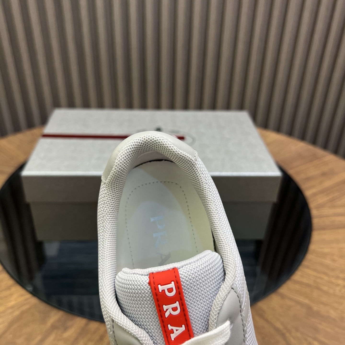 🔥🔥Prad*普拉达春夏新品男士高端运动鞋，这款运动鞋时尚百搭，简洁现代，融合运动风格和精致细节。选用进口牛皮材料拼接科技布打造，搭配橡胶鞋底，鞋舌压印字母徽标，简约时尚单品。
💰380元 Size：39-44（38.45.46定做）