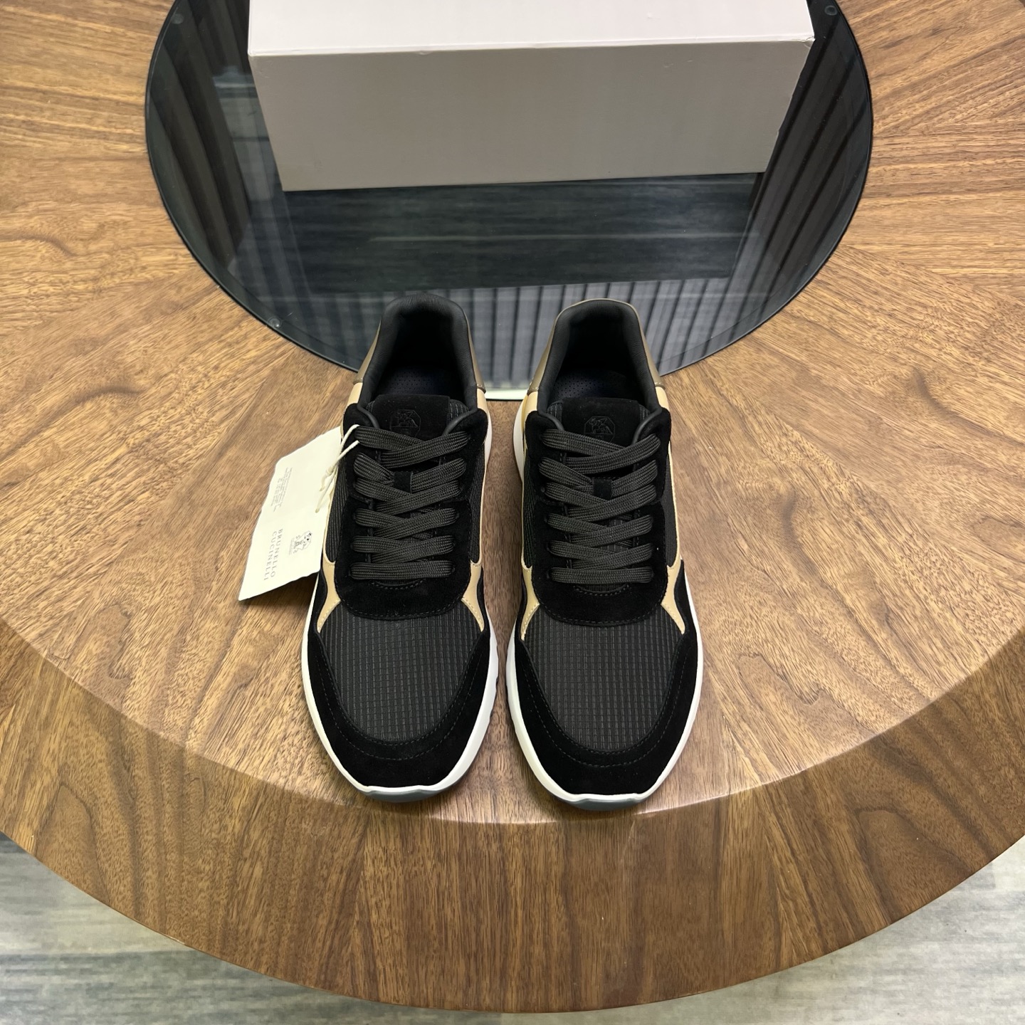 NO:279676,Brunello Cucinelli new color-blocking sports board shoes for men. This sports upper fabric is made of high mercerized water-washed fur imported from Italy and pressed cowhide leather imported from Italy, which is full of three-dimensional and skin-friendly!  Shoes color-blocking design, novel and fashionable styles, a must-have item this summer!  This shoe is classic and never out of date!  Paired with ultra-light, elastic and environmentally friendly natural rubber TPU two-color sole, it is softer and more comfortable to wear on the feet!  The unique logo on the outsole and the unique fine lines and groove design make the luxury instantly burst out!  .Size39-44 (45 custom made), brunello cucinelli,sneakers,cowhide19860909Brunello Cucinelli 新款拼色运动板男鞋 此款运动鞋面料采用意大利进口高丝光水洗翻毛皮和意大利进口压摔牛皮,立体感和亲肤感十足！鞋子拼色设计 款式新颖时尚,这个夏天必备单品！此款鞋型堪称经典,永不过时！搭配超轻、高弹、环保的天然橡胶TPU双色鞋底,穿在脚上更加柔软舒适！外底上的个性logo和独特的细纹凹槽设计,奢华度瞬间爆棚！ .Size39-44（45定做）,,brunello cucinelli,sneakers,cowhide,Men's shoes