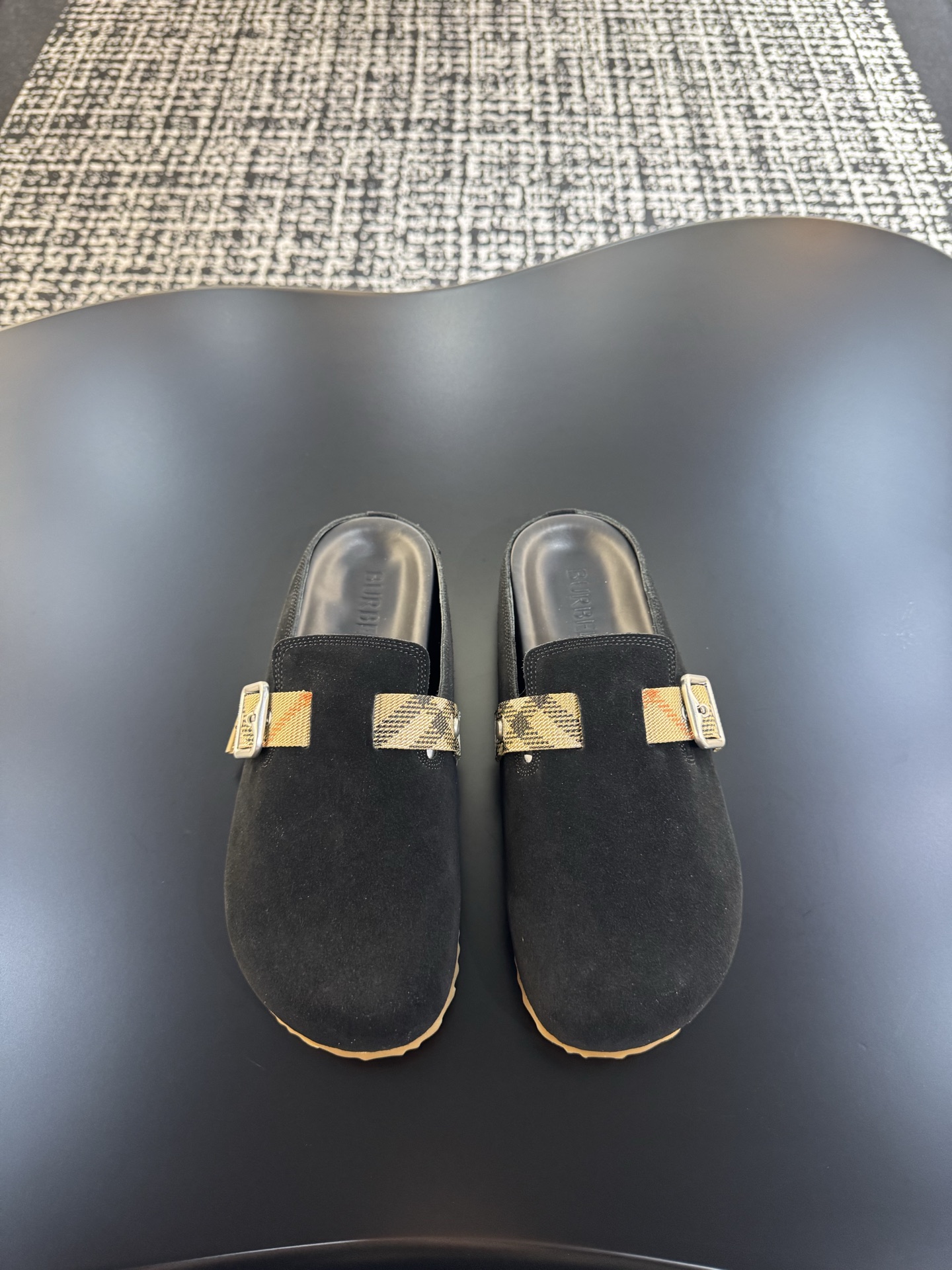 NO:348843,BURBERRY Men's Casual Semi-Slippers - This sports upper is made of soft reverse velvet leather fabric, embossed with plaid patterns, paired with embossed two-color sole, embossed with brand logo, and is equipped with a debugged B-shaped buckle belt, which is full of slackness. Size 38-46, burberry, sneakers, slippers19860909BURBERRY男士休闲半拖鞋 -此款运动鞋面采用柔软反绒皮面料,融入格纹图案压花,搭配压纹双色鞋底,其上点缀品牌标识,设有可调试B字型扣环束带,松弛感拉满满. 码数38-46,,burberry,sneakers,slippers,Men's shoes