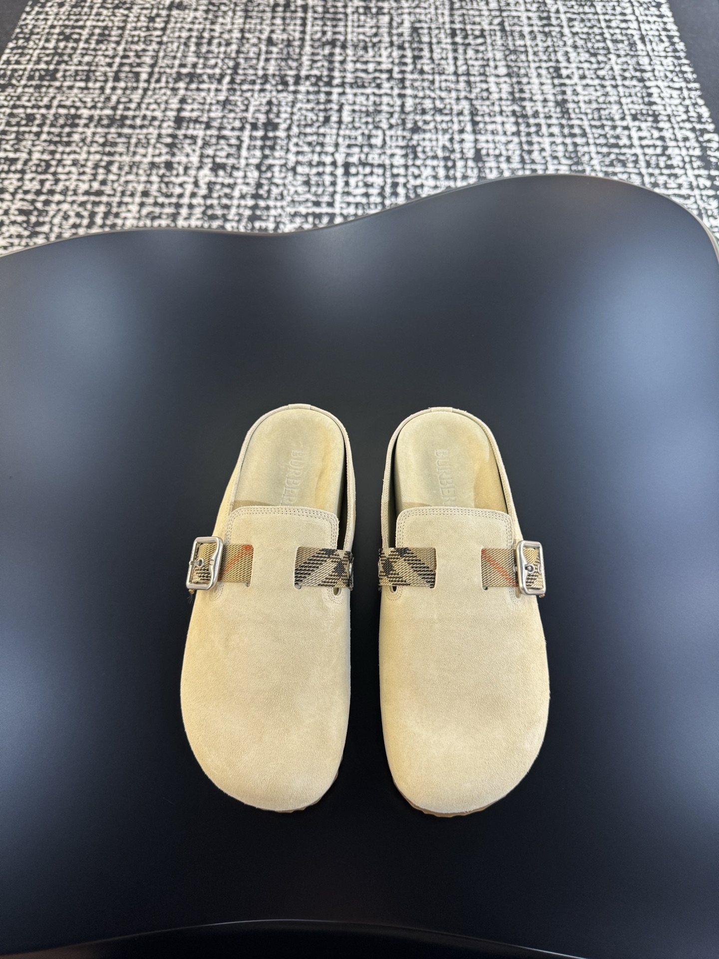 NO:348822,BURBERRY Men's Casual Semi-Slippers - This sports upper is made of soft reverse velvet leather fabric, embossed with plaid patterns, paired with embossed two-color sole, embossed with brand logo, and is equipped with a debugged B-shaped buckle belt, which is full of slackness. Size 38-46, burberry, sneakers, slippers19860909BURBERRY男士休闲半拖鞋 -此款运动鞋面采用柔软反绒皮面料,融入格纹图案压花,搭配压纹双色鞋底,其上点缀品牌标识,设有可调试B字型扣环束带,松弛感拉满满. 码数38-46,,burberry,sneakers,slippers,Men's shoes
