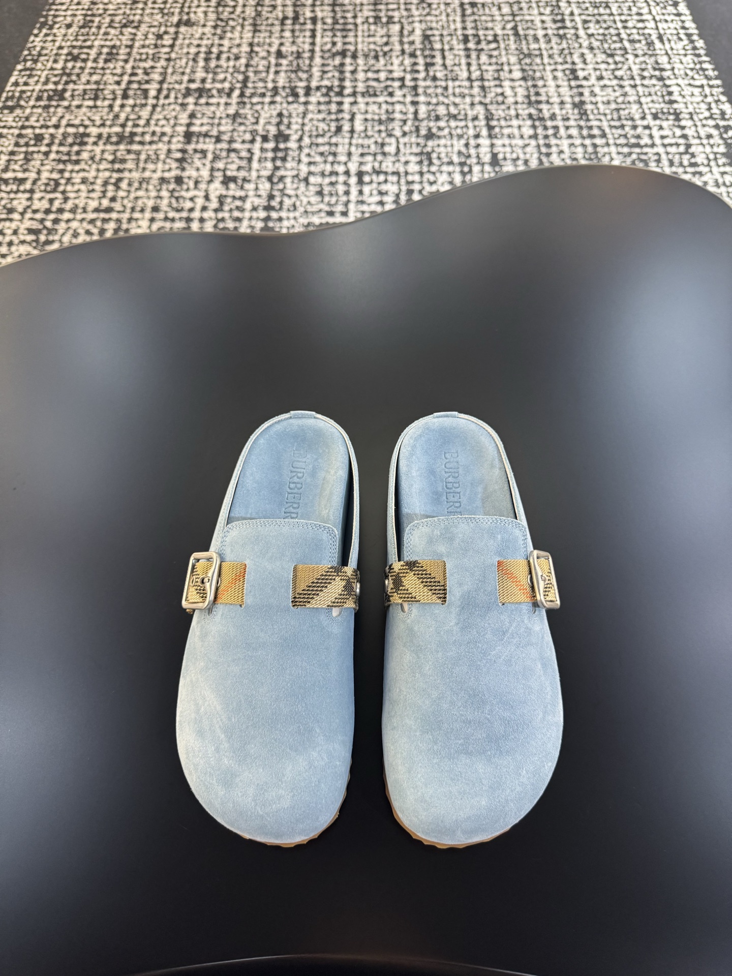NO:348804,BURBERRY Men's Casual Semi-Slippers - This sports upper is made of soft reverse velvet leather fabric, embossed with plaid patterns, paired with embossed two-color sole, embossed with brand logo, and is equipped with a debugged B-shaped buckle belt, which is full of slackness. Size 38-46, burberry, sneakers, slippers19860909BURBERRY男士休闲半拖鞋 -此款运动鞋面采用柔软反绒皮面料,融入格纹图案压花,搭配压纹双色鞋底,其上点缀品牌标识,设有可调试B字型扣环束带,松弛感拉满满. 码数38-46,,burberry,sneakers,slippers,Men's shoes