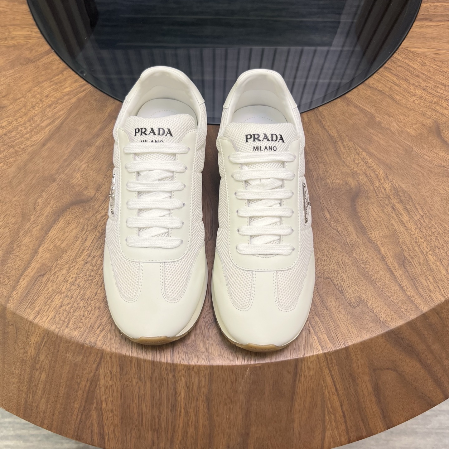 NO:357939,Prad* new spring and summer high-end men's sneakers｜This sneakers are fashionable and versatile｜Simple and modern｜Combining sports style and exquisite details｜Selected with imported cowhide and breathable mesh｜Matched with rubber sole, tongue-embossed letter logo｜Simple fashion items size39-44 (customized by 38.45),,prada,sneakers,cowhide19860909Prad*春夏新品男士高端运动鞋｜这款运动鞋时尚百搭｜简洁现代｜融合运动风格和精致细节｜选用进口牛皮材料拼接透气网面打造｜搭配橡胶鞋底,鞋舌压印字母徽标｜简约时尚单品 size39-44（38.45定做）,,prada,sneakers,cowhide,Men's shoes