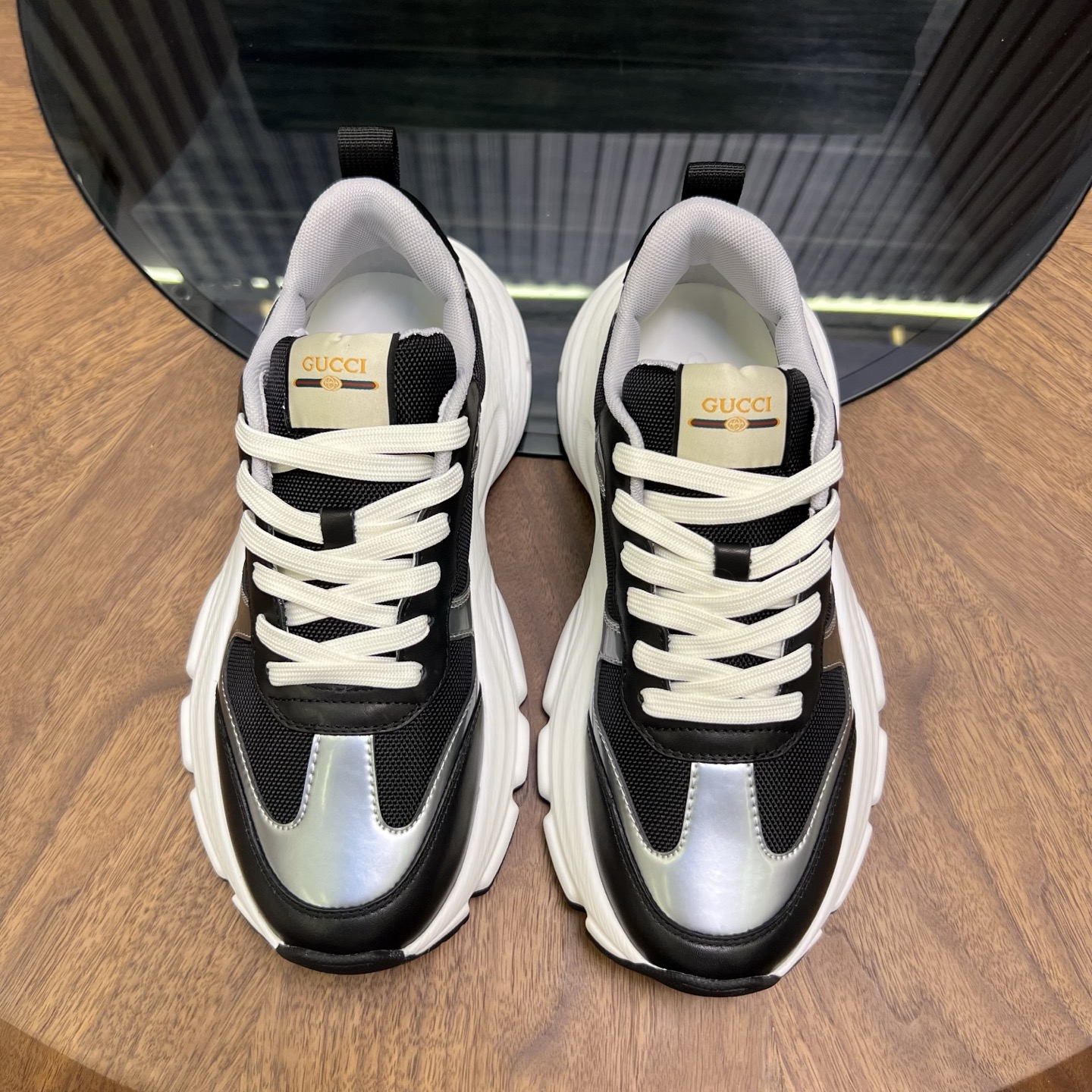 NO:347045,G family men's GG sneakers are made of imported cowhide, simple and comfortable version, top layer of cowhide, tongue decoration brand logo, fine details, top layer of water dyed cowhide inner creates a comfortable foot feeling!  Size38-44 (45 custom made), gucci,sneakers,cowhide19860909G家男士GG运动鞋,选用进口牛皮打造,简约舒适版,内里头层牛皮,鞋舌装饰品牌logo,细节精细,头层水染牛皮内里打造舒适脚感！ Size38-44（45定做）,,gucci,sneakers,cowhide,Men's shoes