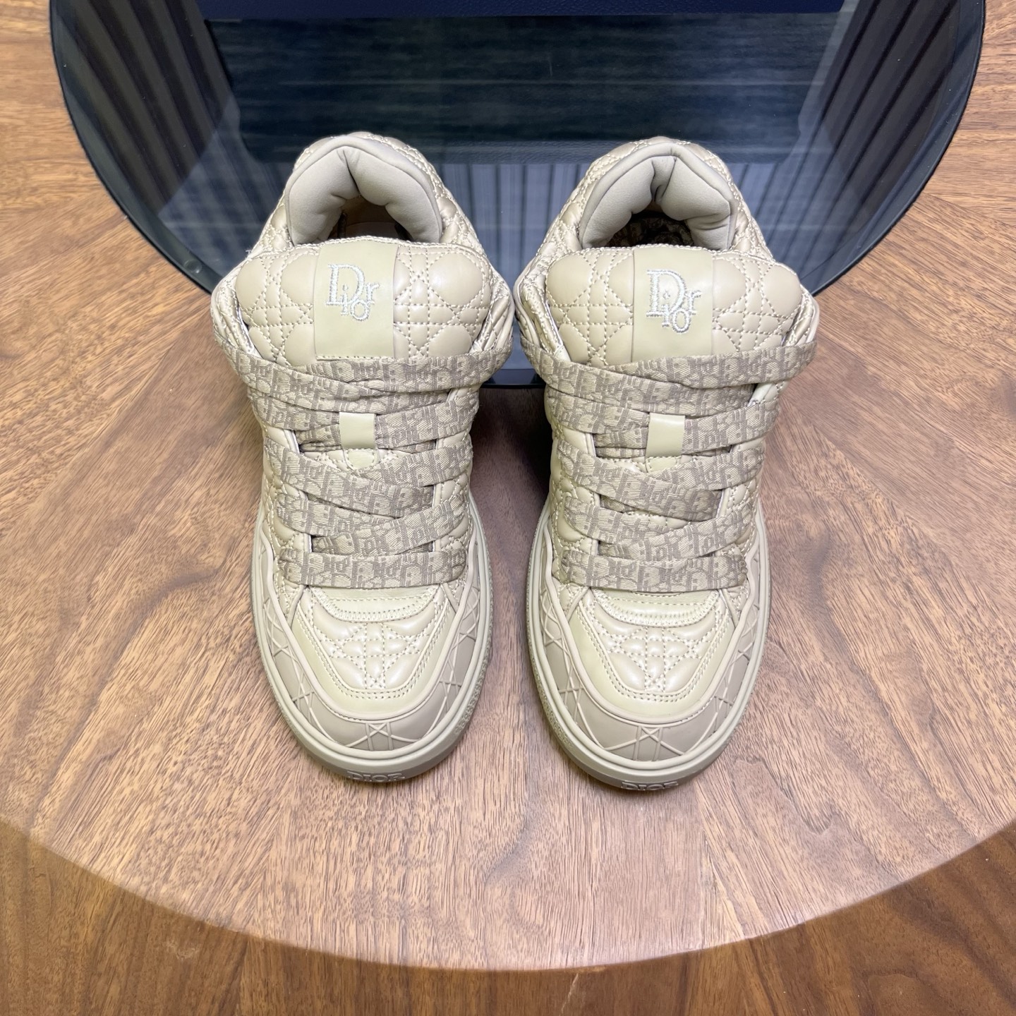 NO:574507,Dior Dior B9S series bread shoes, casual sneakers, skate shoes, original purchase, development and production. This new B9S skate sneaker is inspired by skateboarding and Dior's haute couture spirit. It is carefully made of navy blue cotton tweed, reinterprets the classic cannage pattern, displays grained cow leather details, and pays tribute to Dior.  Pay tribute to the exquisite craftsmanship. The padded tongue and technical fabric socks create an ideal comfortable wearing experience. The design is full of classic details, such as the Dior logo on the heel and tongue, the cannage pattern panels, and the rubber Dior Charm logo on the side inspired by the Dior logo. The rubber sole engraved with a gradient effect Oblique print is more sophisticated and can add a high-end style to various looks. Exquisite packaging at the delivery counter. Fabric original custom first-layer cowhide + tweed  Customized breathable lining, outsole original molded non-slip TPU material, bottom thickness 3.5CM, size men's size 38-45 (custom size 38, dior, dior, sneakers, cowhide19860909Dior迪奥B9S 系列 面包鞋 休闲 运动鞋 滑板鞋 原版购入开发做货 这款全新 B9S 滑板运动鞋的灵感源自滑板运动和 Dior 的高订精神.采用海军蓝色棉质粗花呢精心制作,重新演绎经典的藤格纹图案,展示粒面牛皮革细节,向 Dior 的精湛工艺致敬.加垫鞋舌和科技面料袜筒,打造理想的舒适穿着体验.设计处处可见经典细节,例如鞋跟和鞋舌的 Dior 标志、藤格纹图案的镶片,以及灵感源自 Dior 标识的侧面橡胶 Dior Charm 标志.搭配镌刻以渐变效果 Oblique 印花的橡胶鞋底更显精致,可为各式造型增添高订气质 配送专柜精美包装 面料原版定制头层牛皮+粗花呢 内里定制透气内里 大底原版开模防滑TPU材质 底厚3.5CM Size男码38-45（定制码38,,dior,dior,sneakers,cowhide,Men's shoes