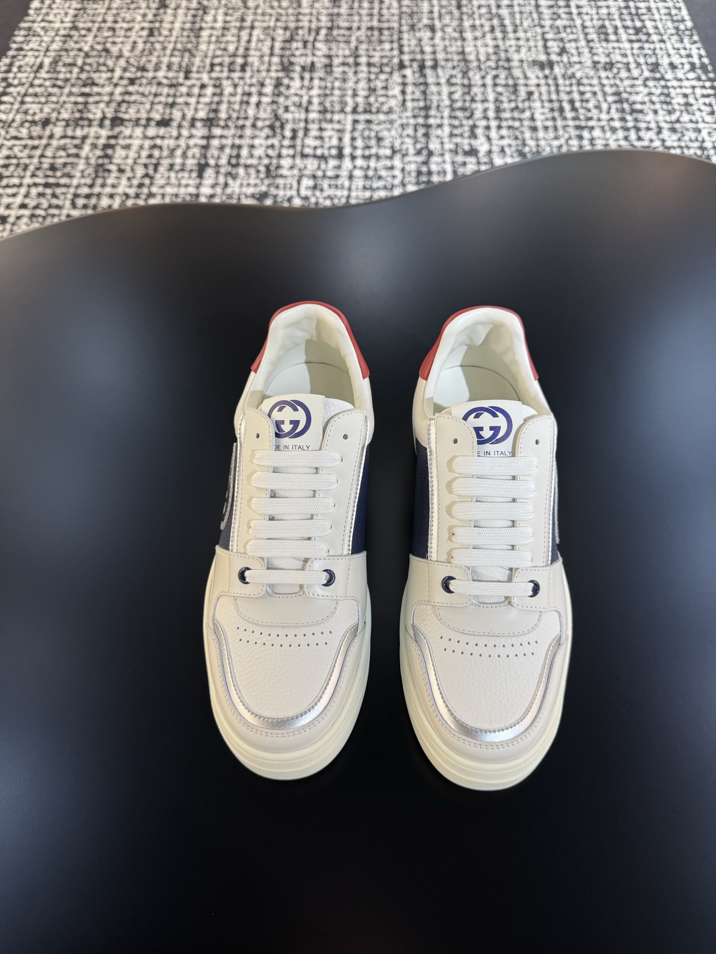 NO:354464,Gu~i low-top sneakers series This sneaker is made of top-layer leather and classic mesh fabric, with side-printed brand logo, the tongue is equipped with logo, comfortable and breathable, fashionable and beautiful. The sole uses a TPU sole, which makes the foot feel comfortable. Size: 38-45,,sneakers19860909Gu～i低帮运动鞋系列 这款运动鞋,采用头层皮革和经典网布搭配,侧面印品牌Logo,鞋舌配Logo标,舒适透气,时尚美观.鞋底采用TPU大底,脚感舒适. 码数 男38-45,,sneakers,Men's shoes