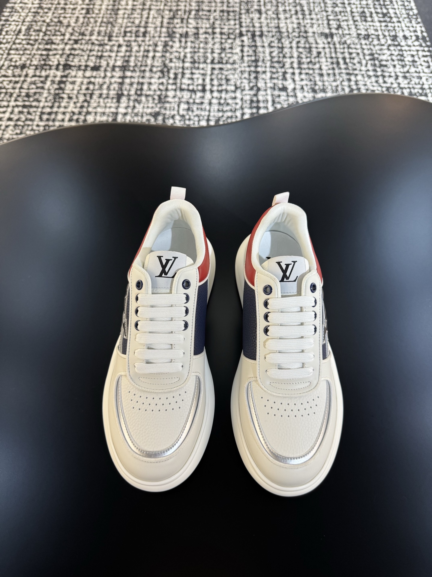 NO:354528,L v luxury men's thick-soled casual sneakers are made of imported calfskin. The upper is pierced with lychee and pierced to increase comfort and breathability. L*V letters and bright edges are rich in three-dimensional structure. The inner part is made of imported mesh to provide a comfortable foot feeling!  Code count 39-44 (45 customized), Sneakers, cowhide19860909L v奢品男士厚底休闲运动鞋,选用进口小牛皮打造,鞋面荔纹冲孔增加舒适透气感,L*V字母和鲜明包边丰富立体结构.内里选用进口网布,提供舒适脚感！ 码数39-44（45定做）,,sneakers,cowhide,Men's shoes